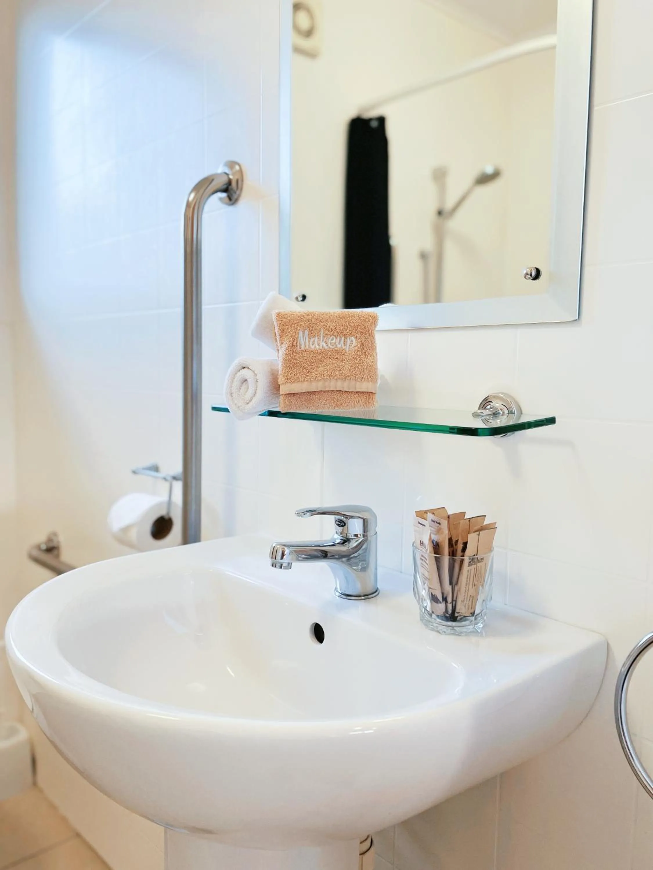 Bathroom in Anchorage Motel Apartments