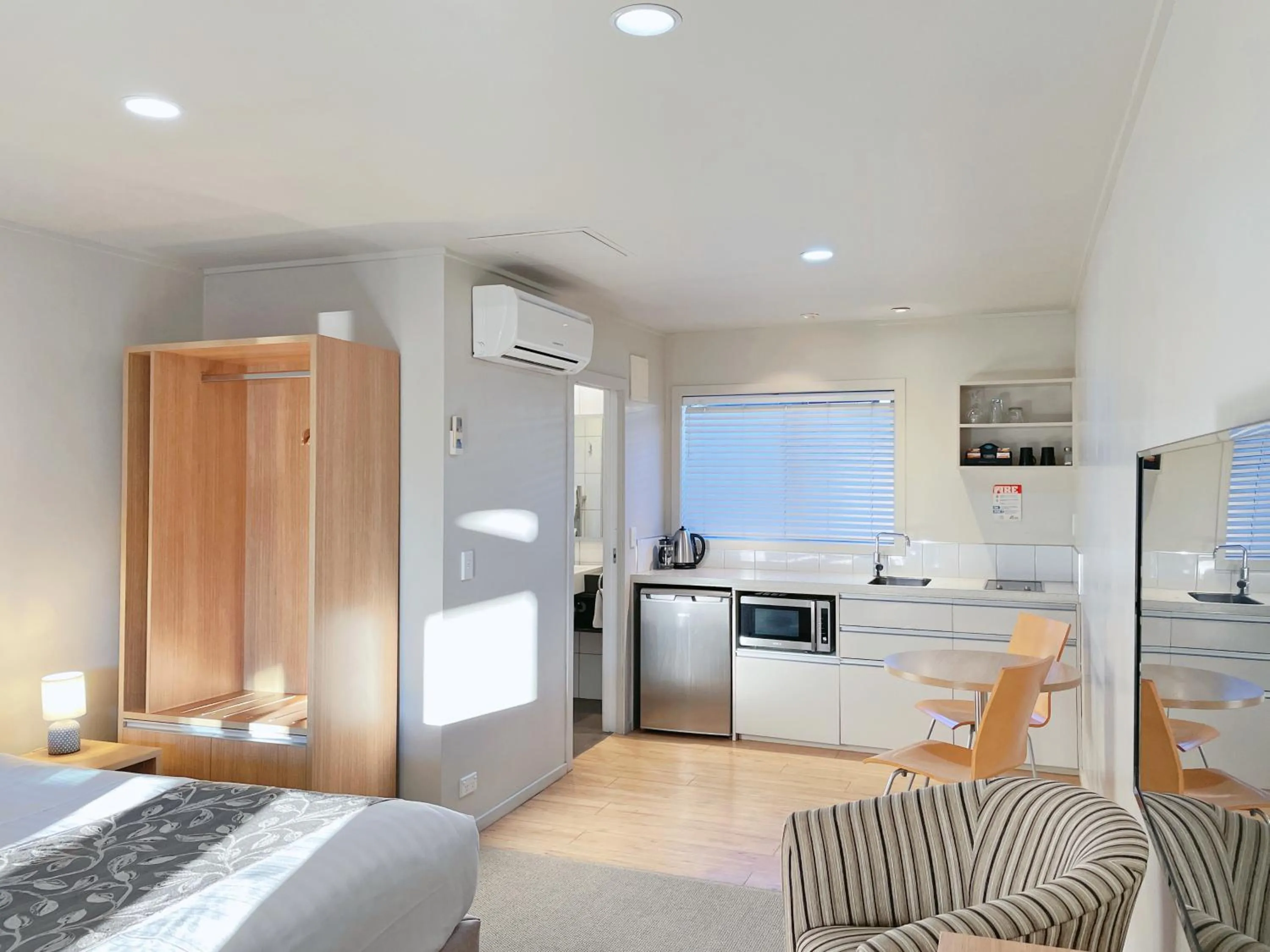 Bed in Anchorage Motel Apartments