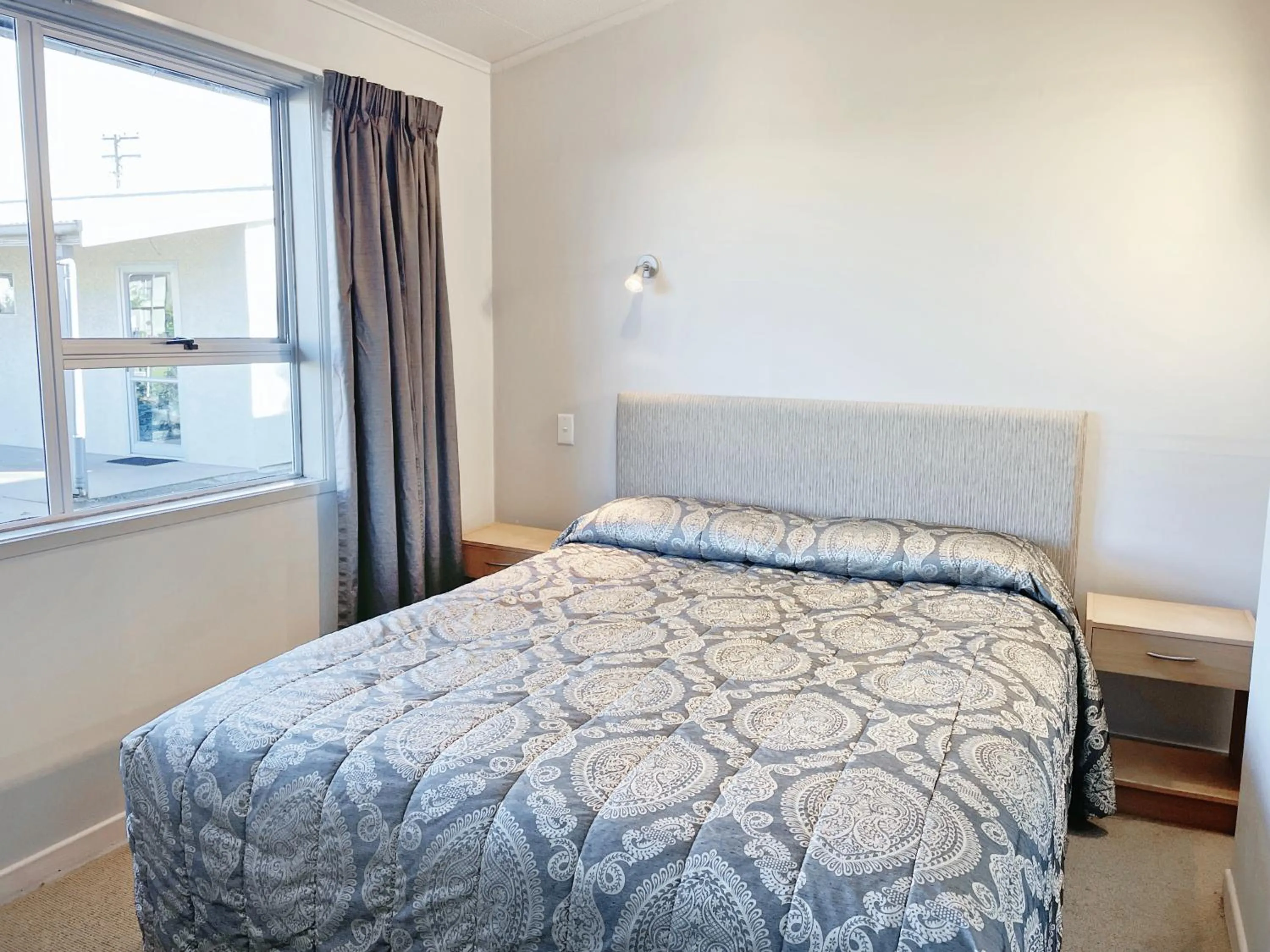 Bed in Anchorage Motel Apartments