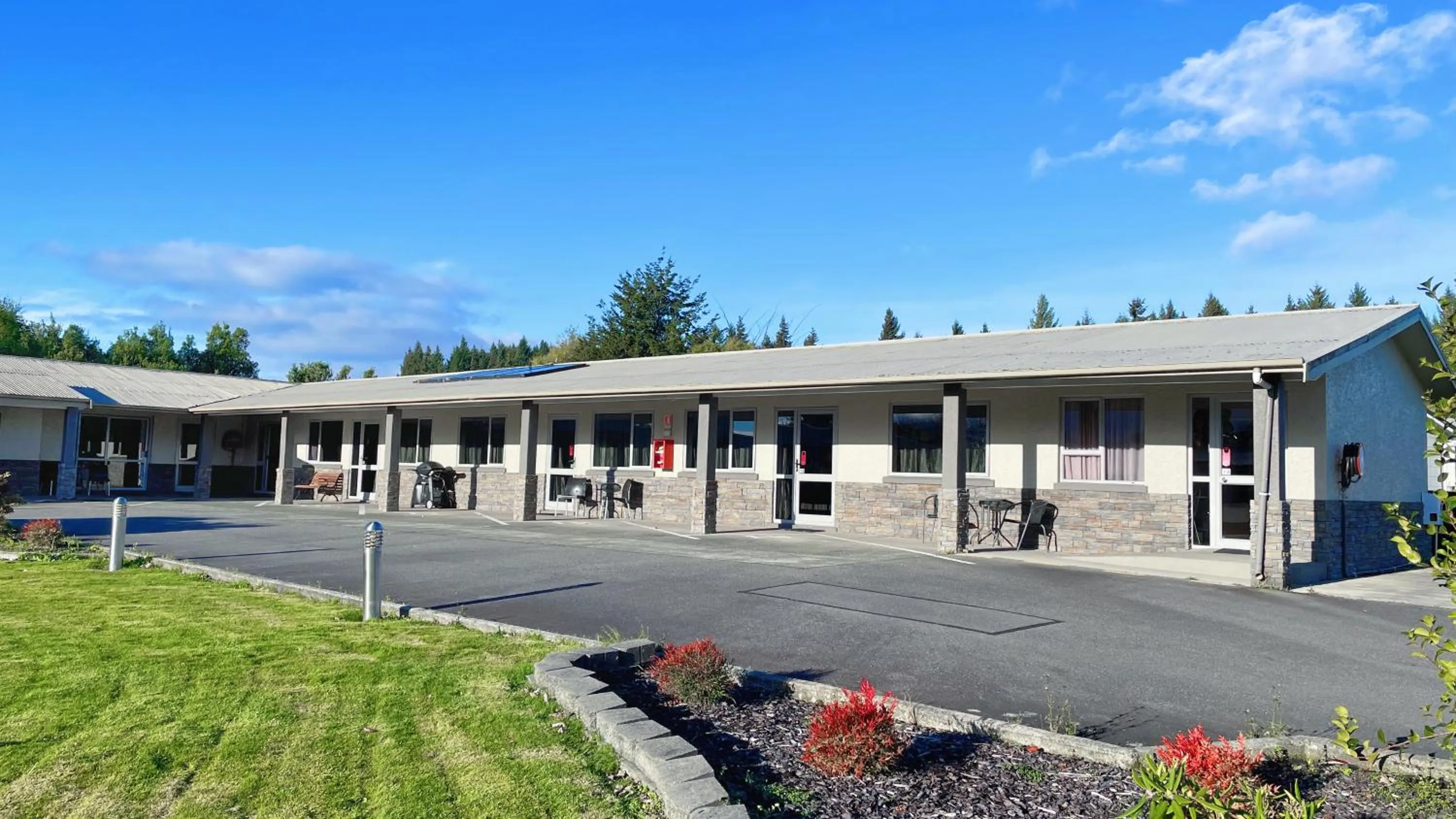 Property building in Anchorage Motel Apartments