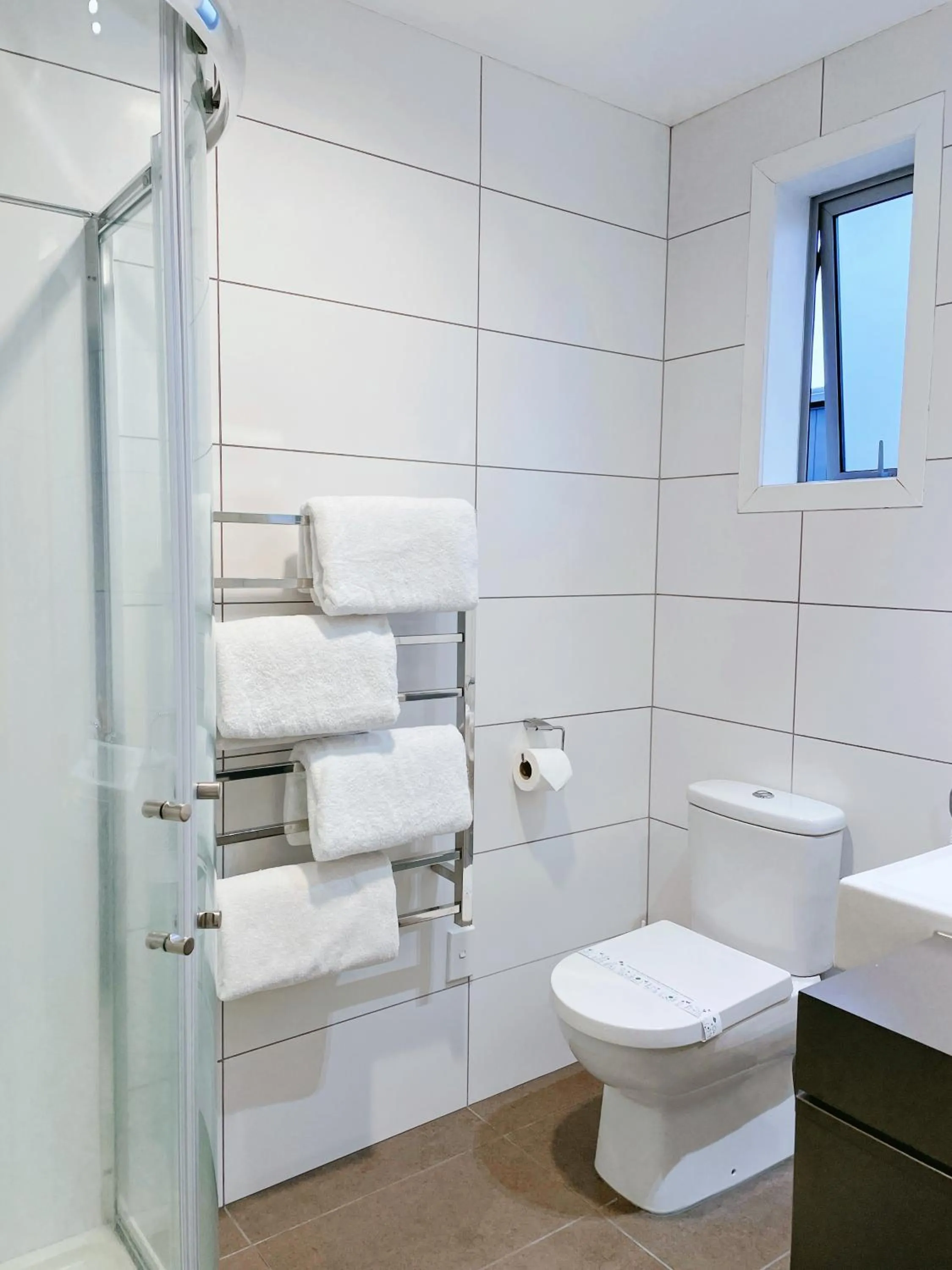 Toilet in Anchorage Motel Apartments