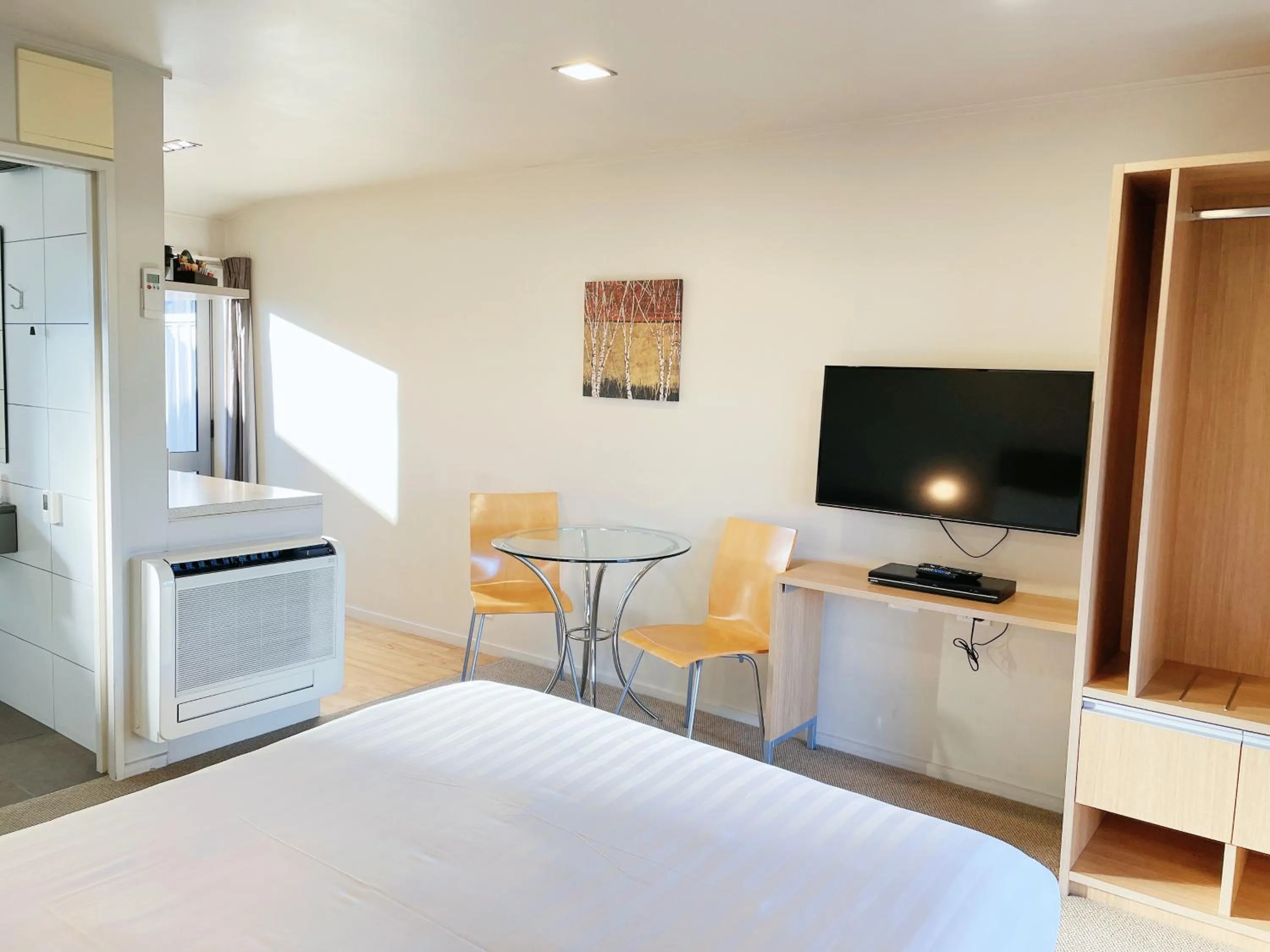 Dining area, Bed in Anchorage Motel Apartments