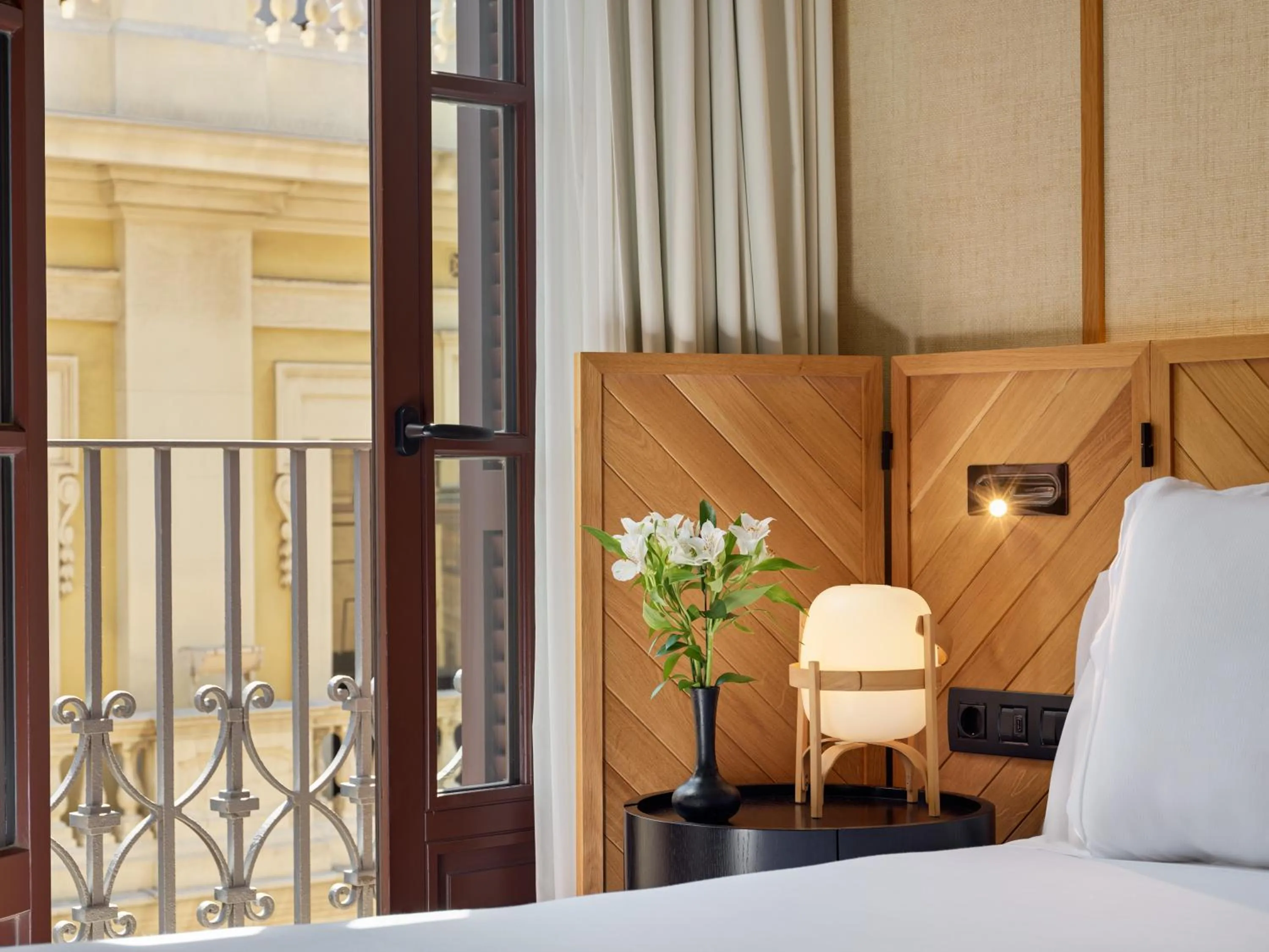 Street view, Bed in H10 Madison 4* Sup