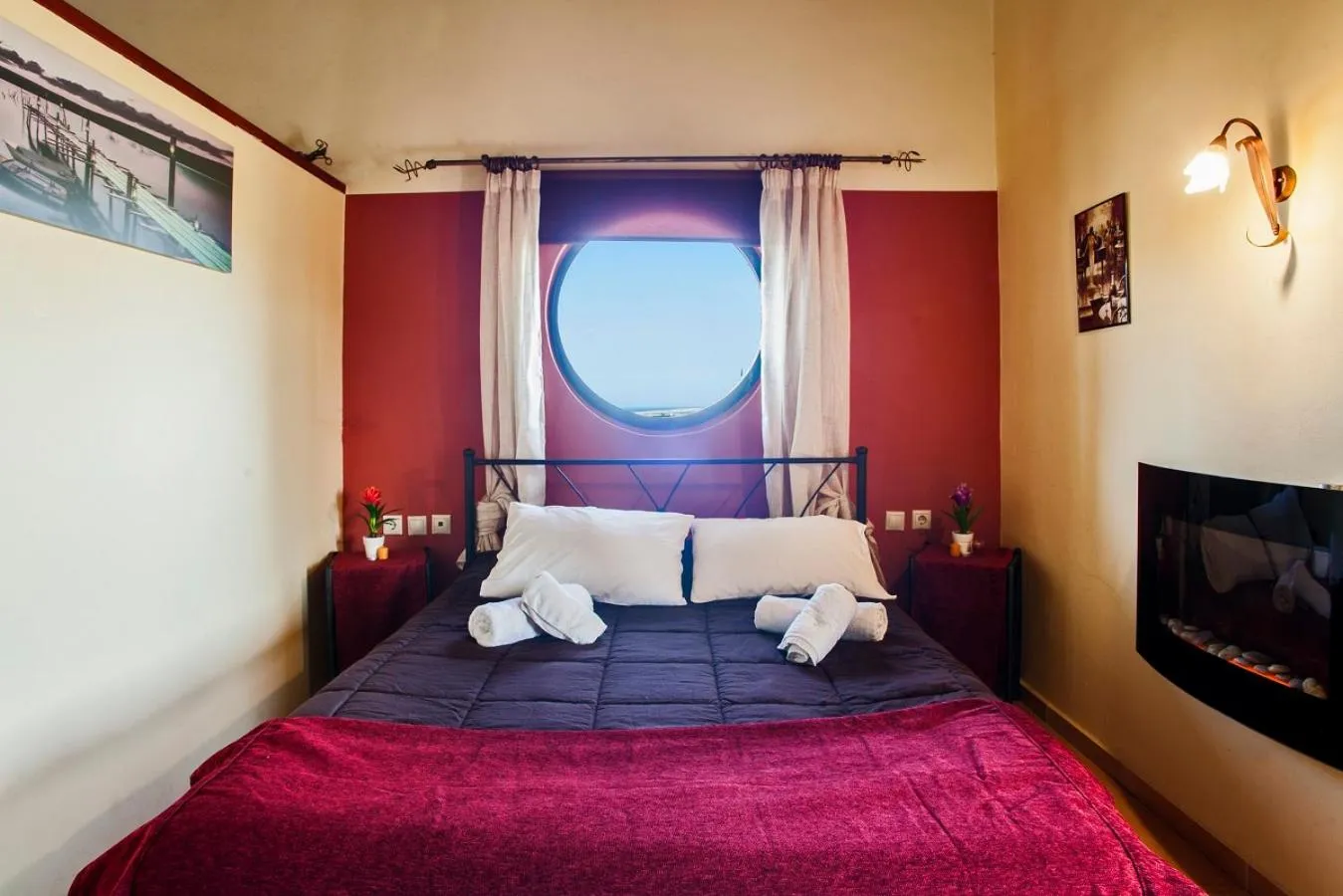 Bedroom, Bed in Estate Kares