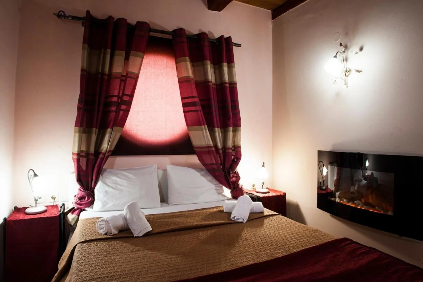 Bedroom, Bed in Estate Kares