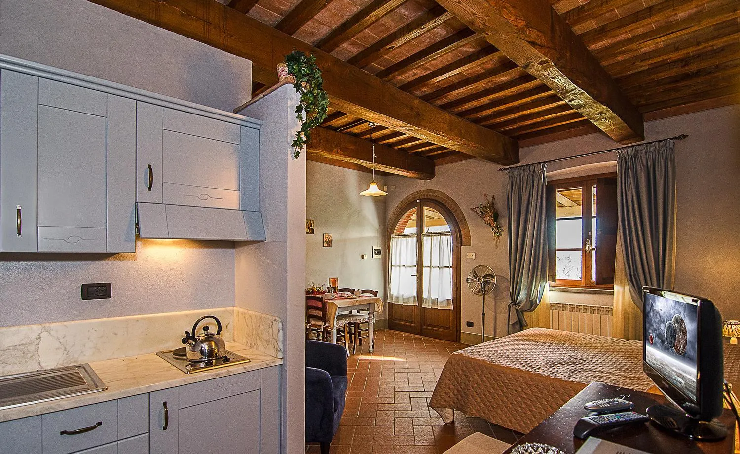 Kitchen or kitchenette, Bed in Agriturismo Valliferone