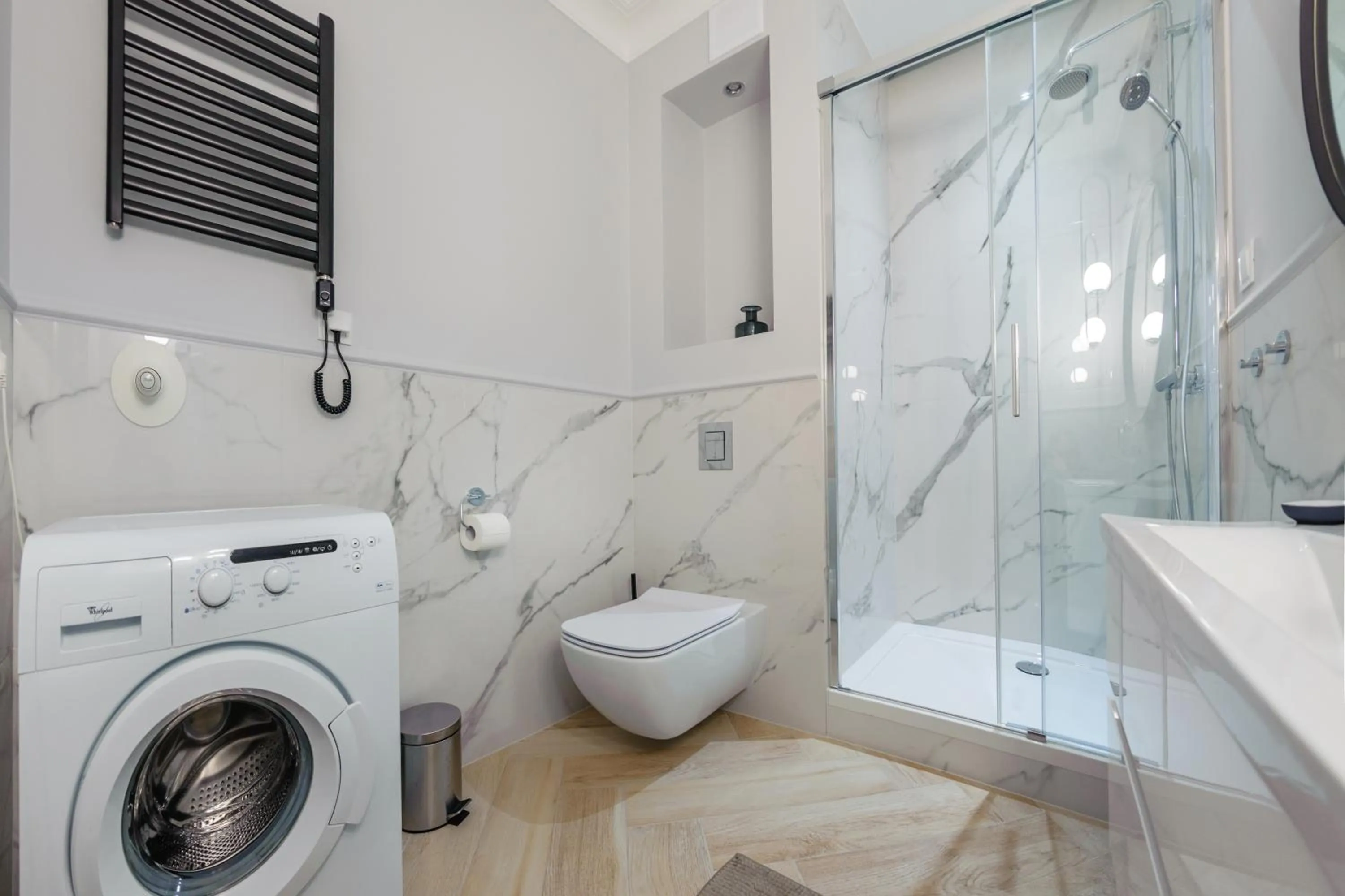 Shower in Plaża I, Sun & Snow