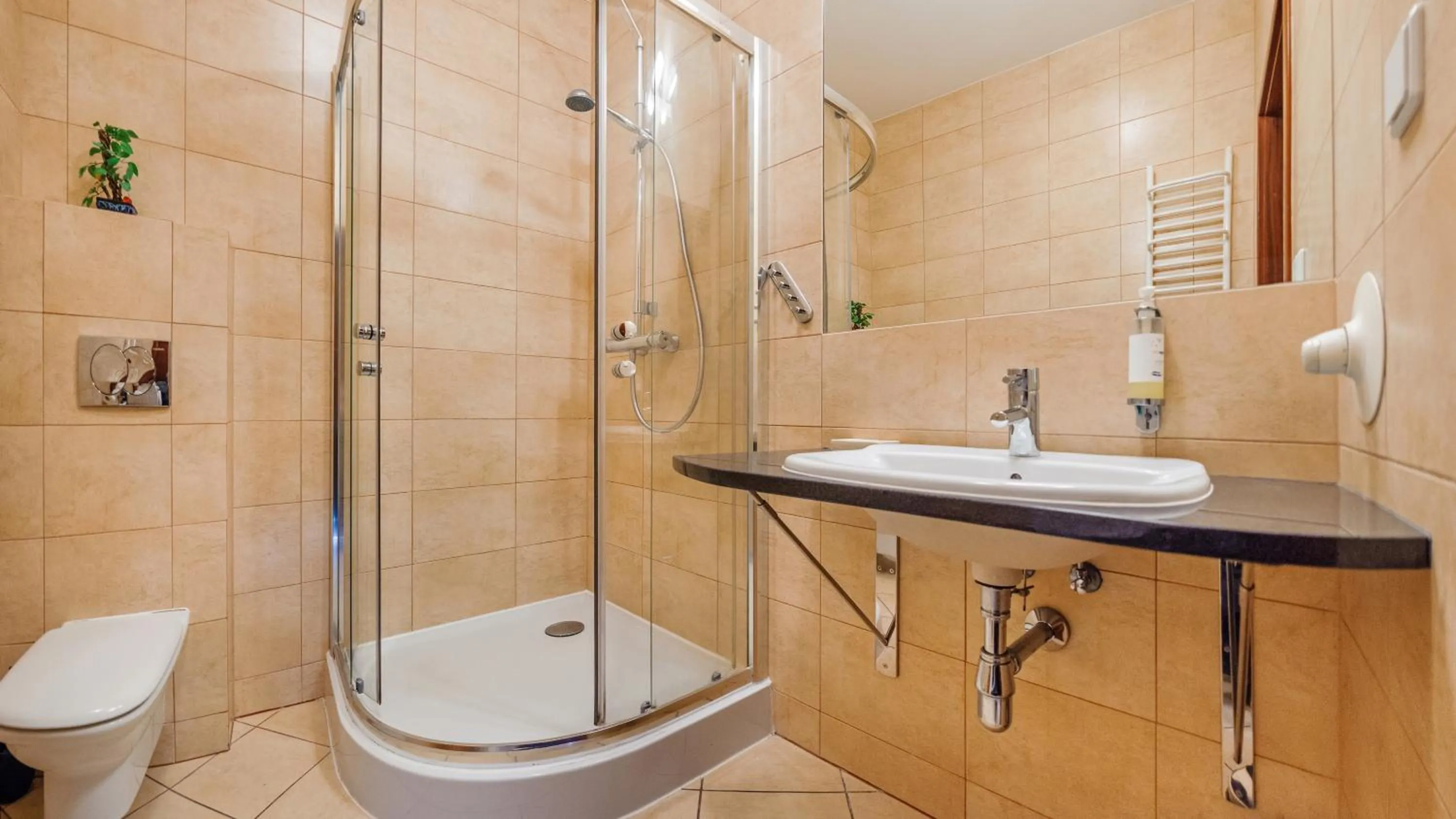 Shower in Plaża I, Sun & Snow