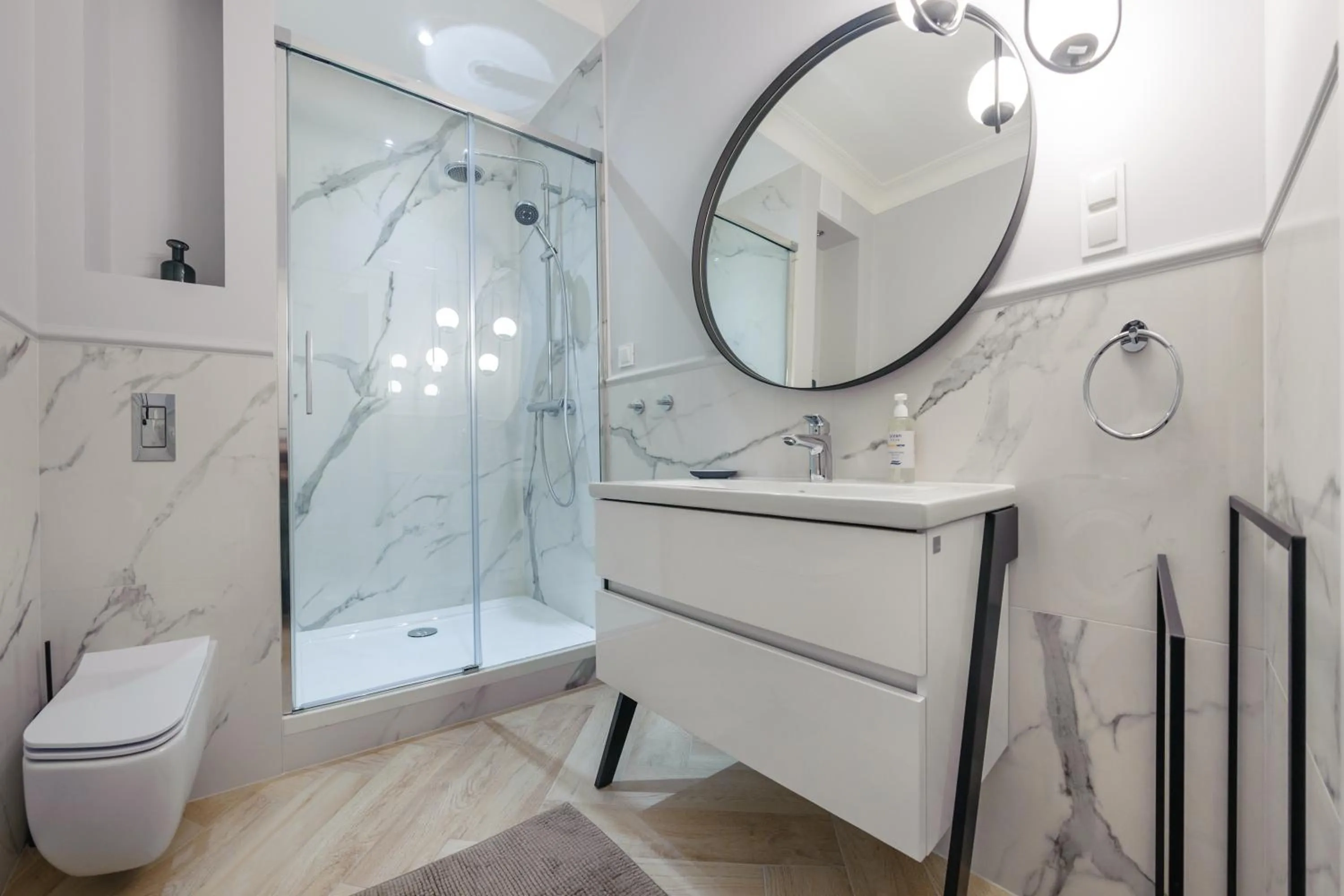 Shower in Plaża I, Sun & Snow