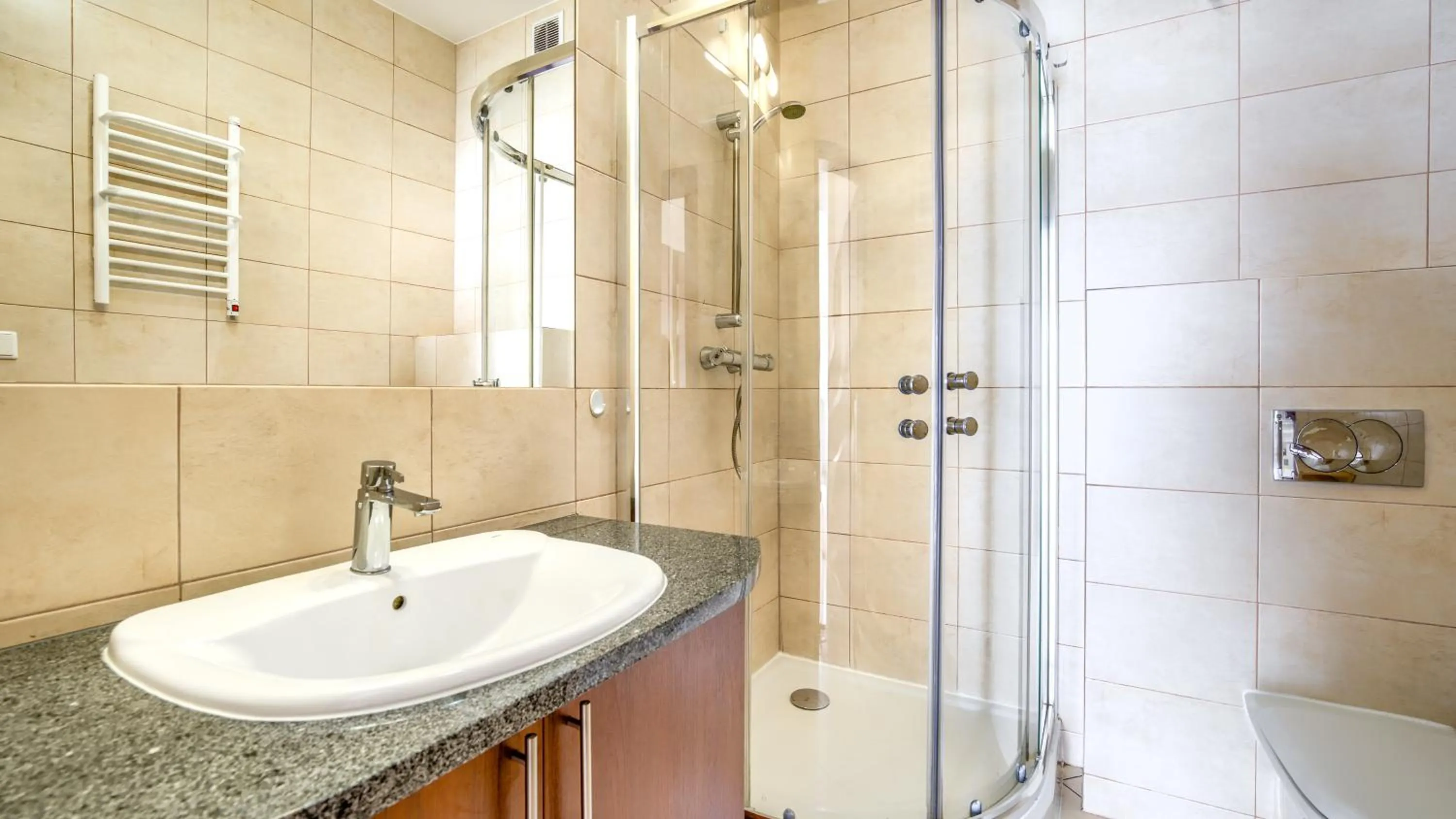 Shower in Plaża I, Sun & Snow