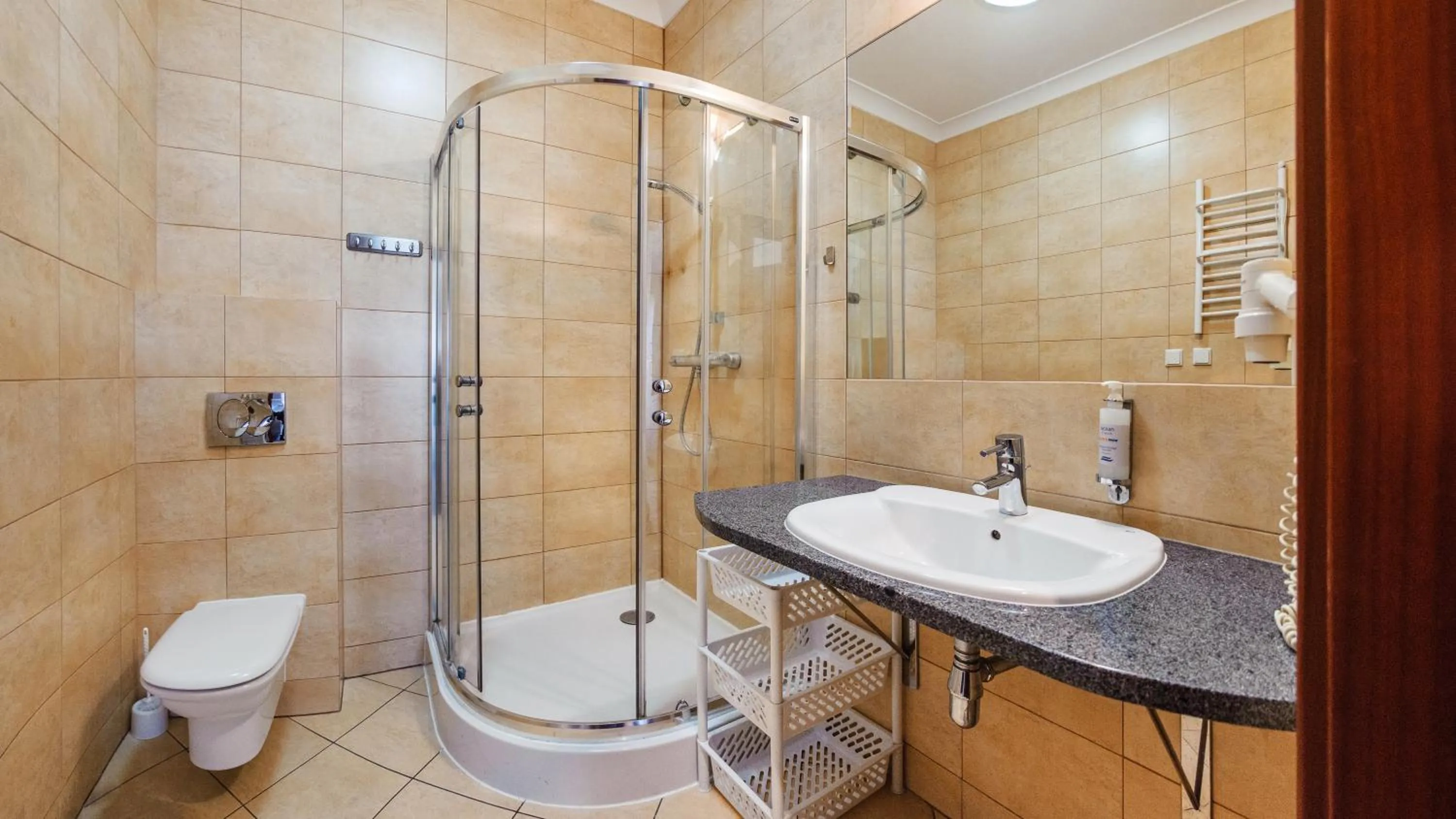 Shower in Plaża I, Sun & Snow