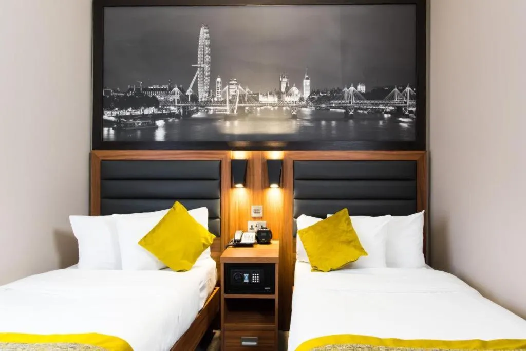 Bed in London Court Hotel