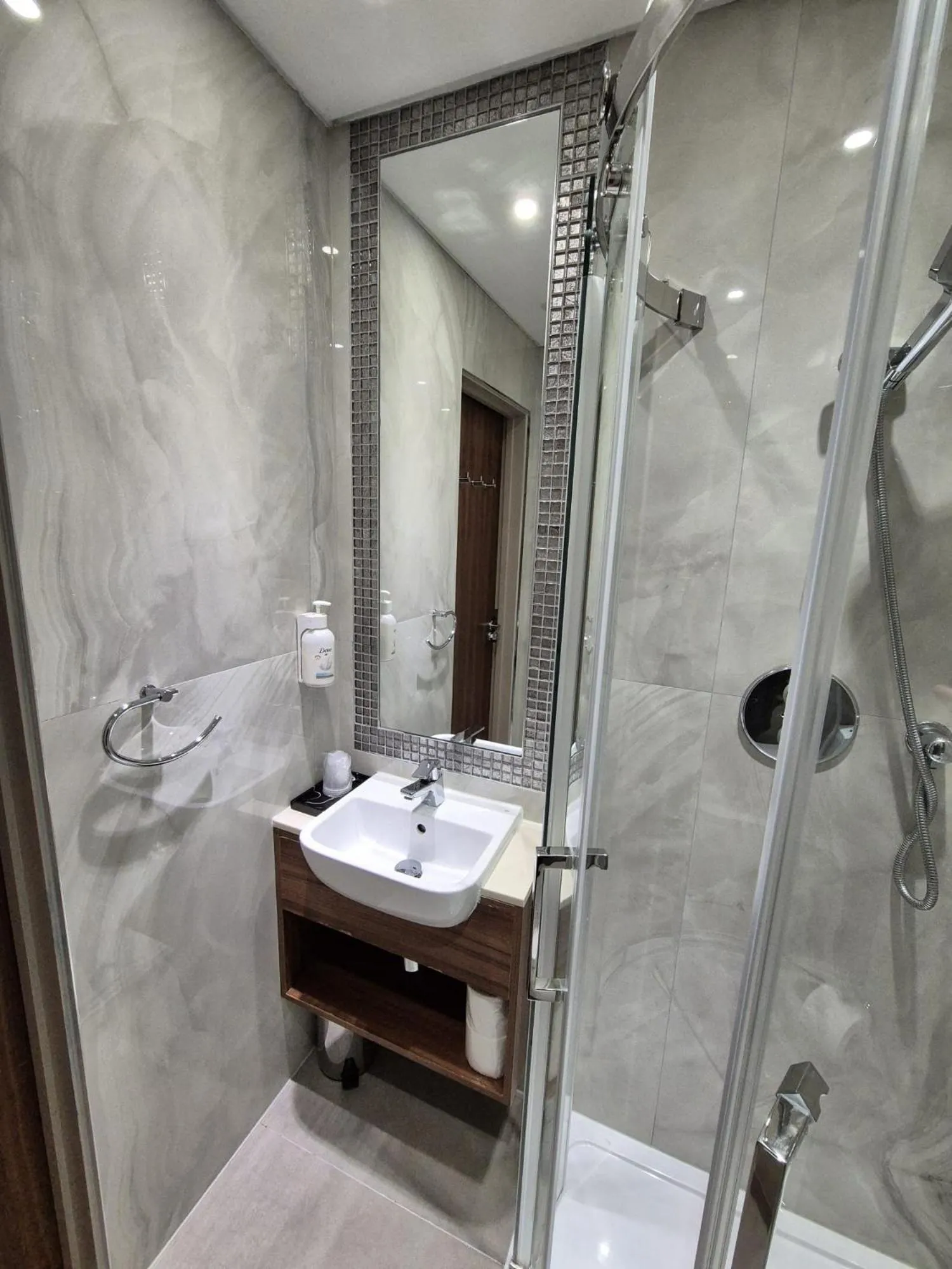 Shower in London Court Hotel