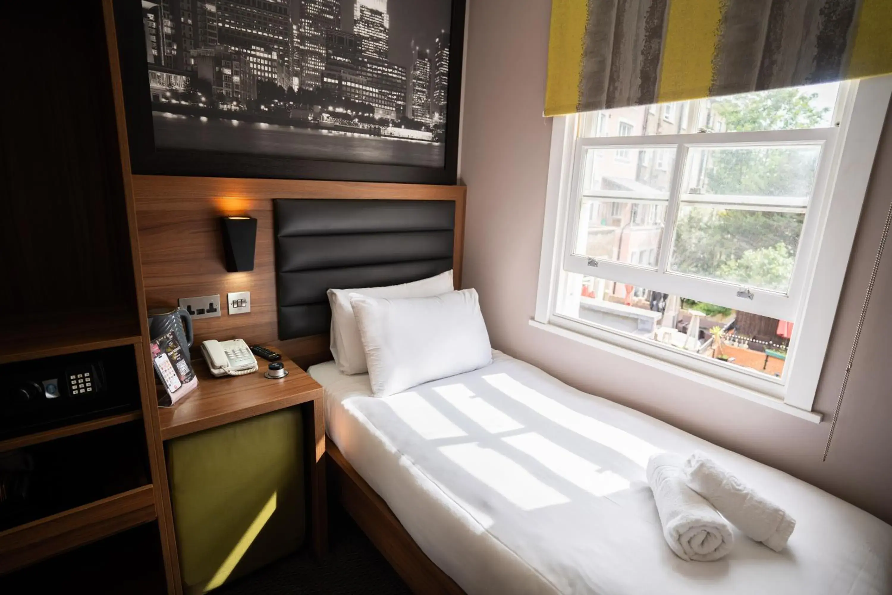 Compact Single Room with Shared External Bathroom in London Court Hotel Compact Single Room with Shared External Bathroom in London Court Hotel