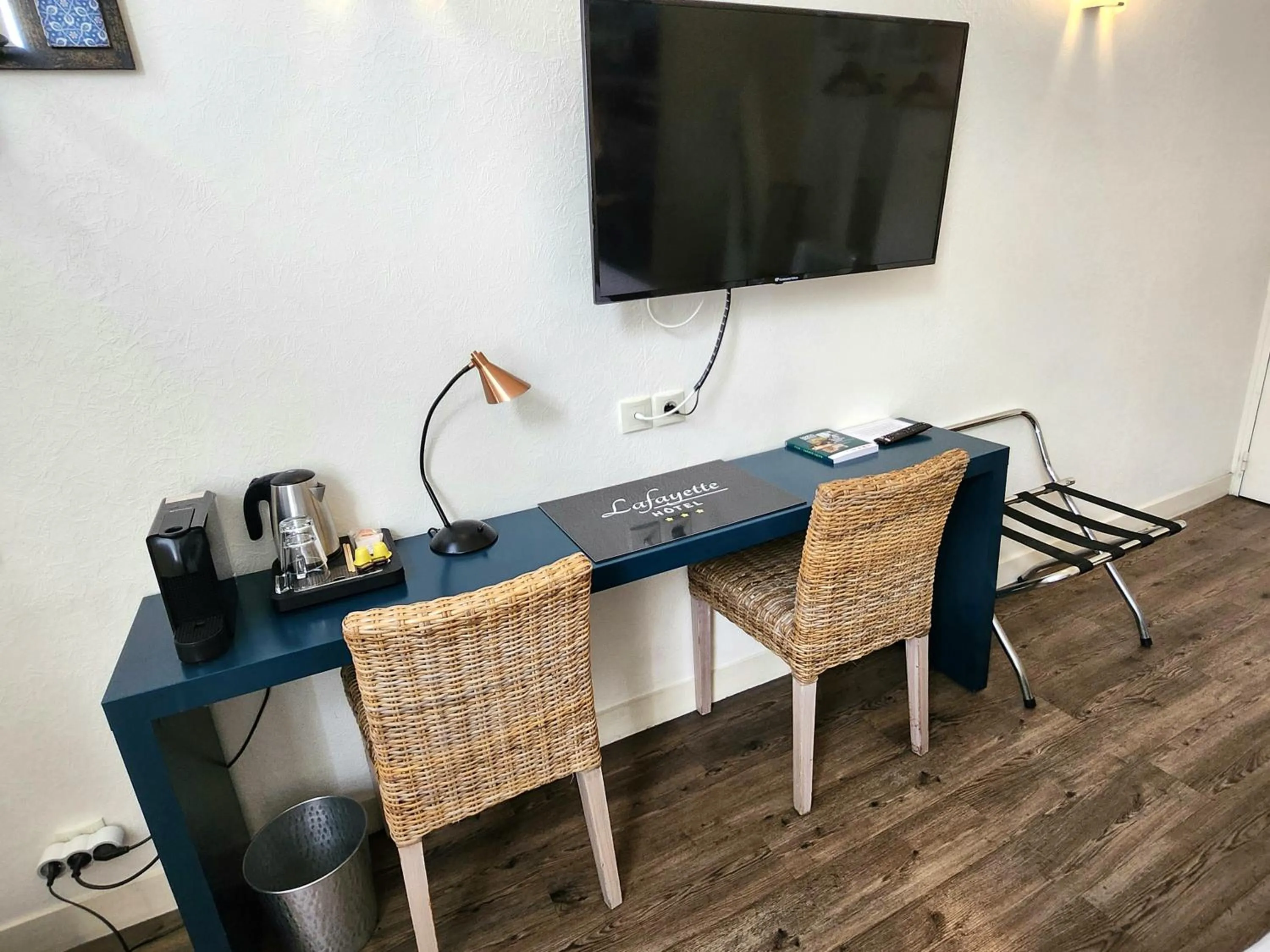 TV and multimedia in Logis Hôtel Lafayette Rochefort France