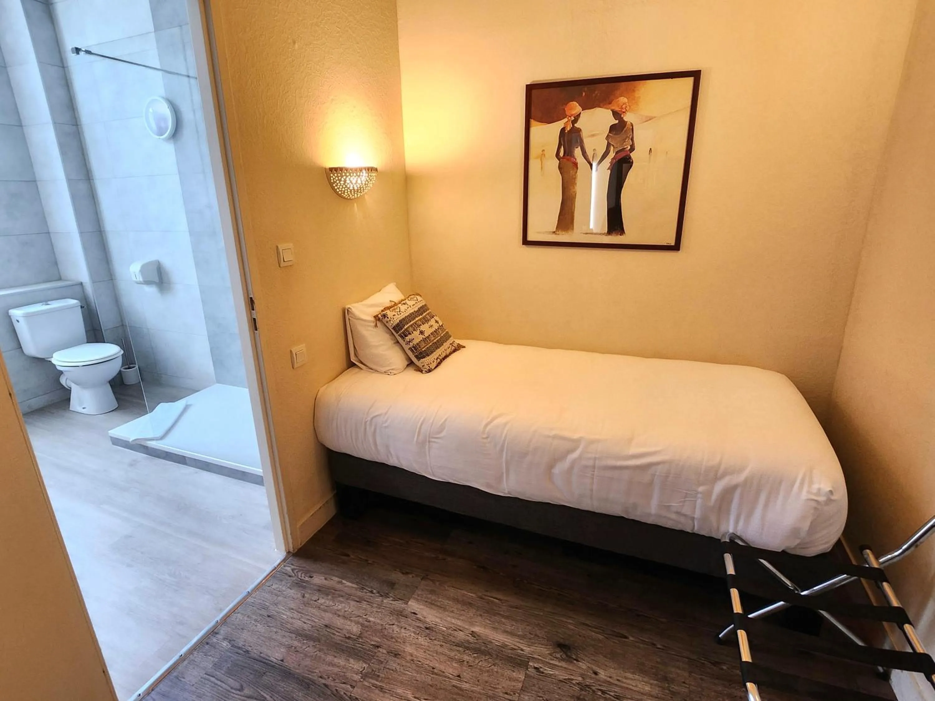 Bed in Logis Hôtel Lafayette Rochefort France