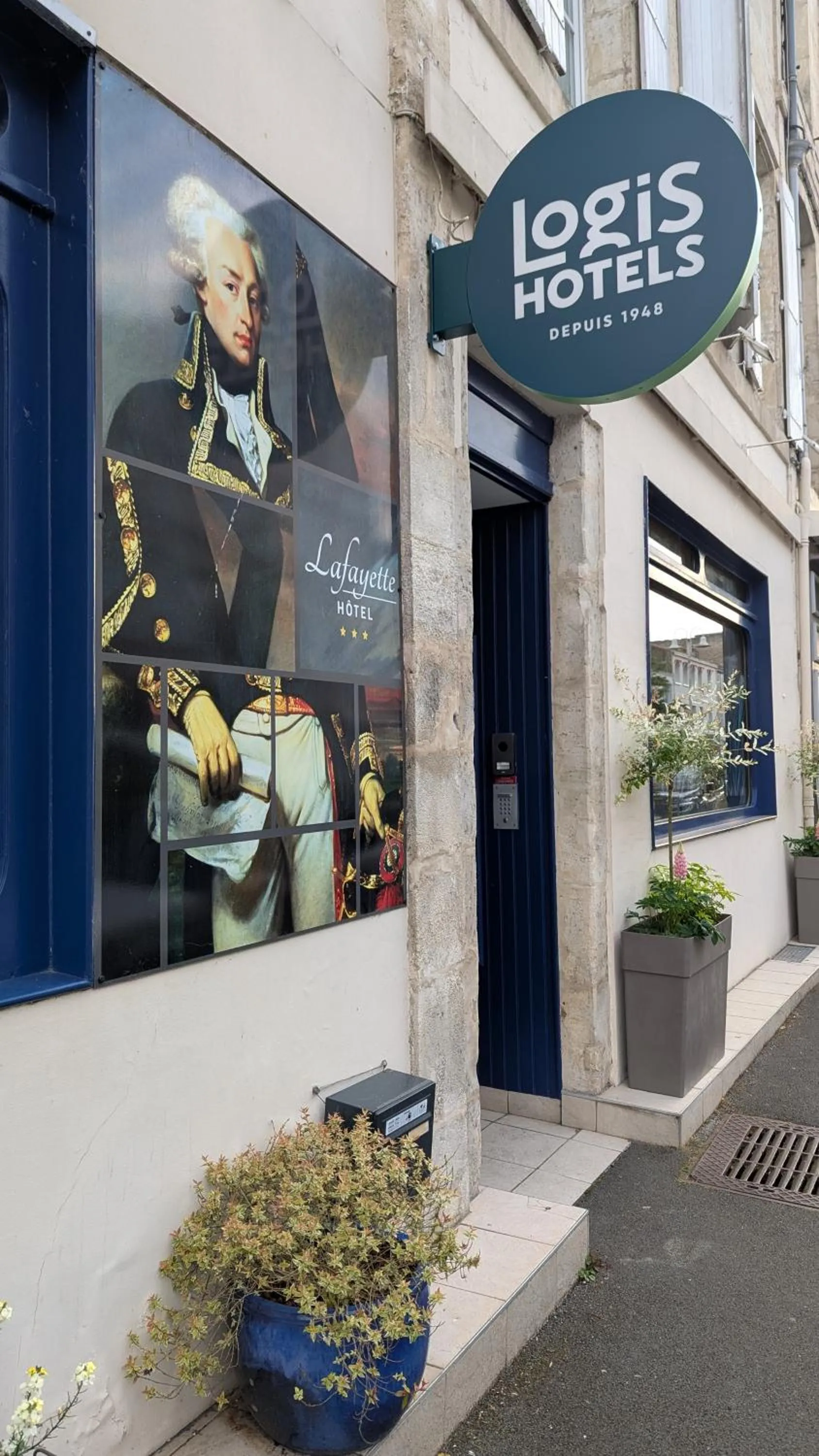 Property building in Logis Hôtel Lafayette Rochefort France