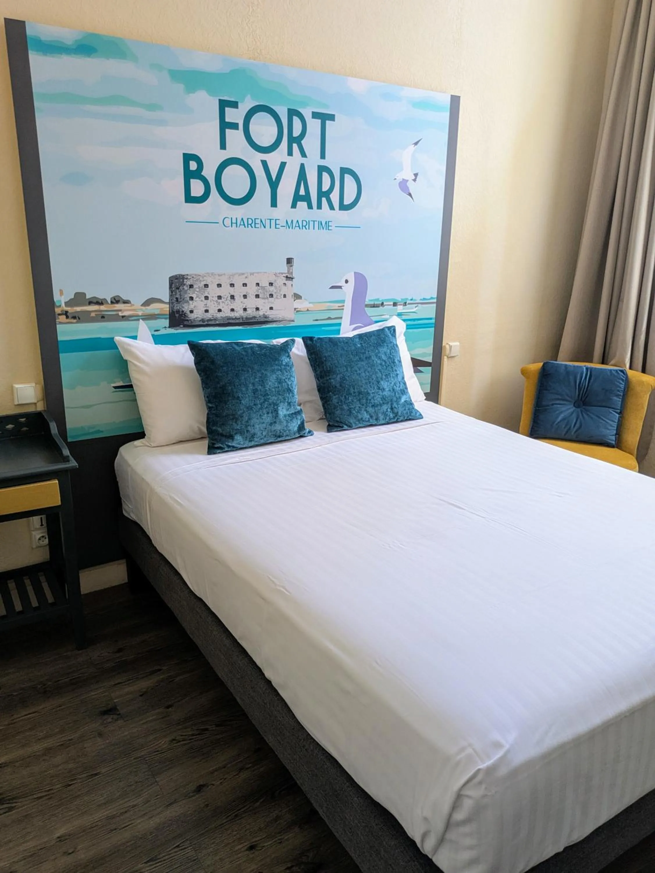 Bedroom, Bed in Logis Hôtel Lafayette Rochefort France