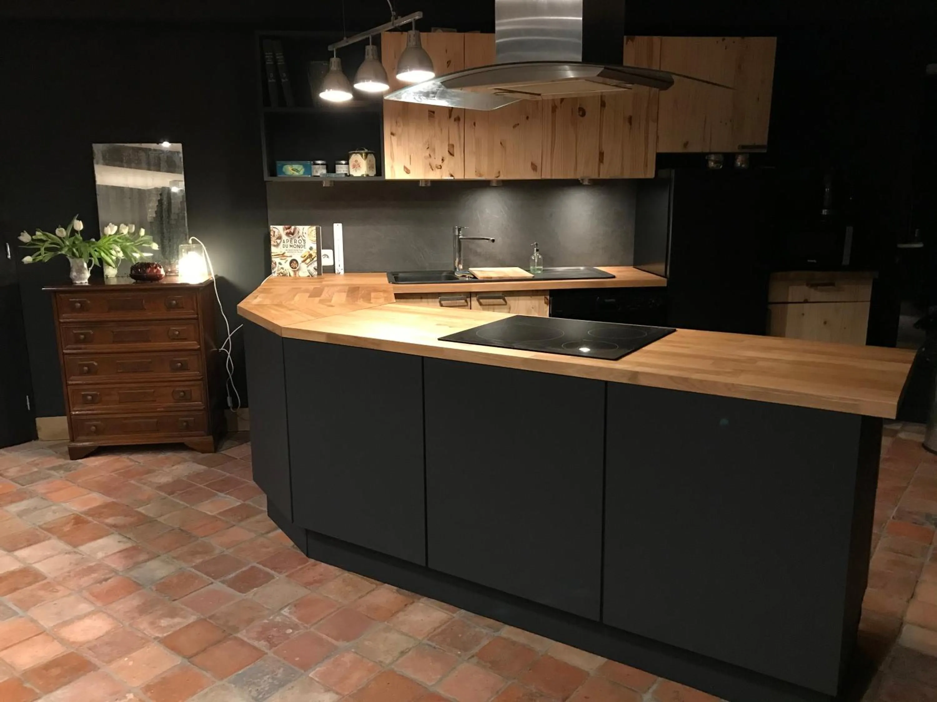 Communal kitchen in Le Pigeonnier, maison d'hôtes et Spa