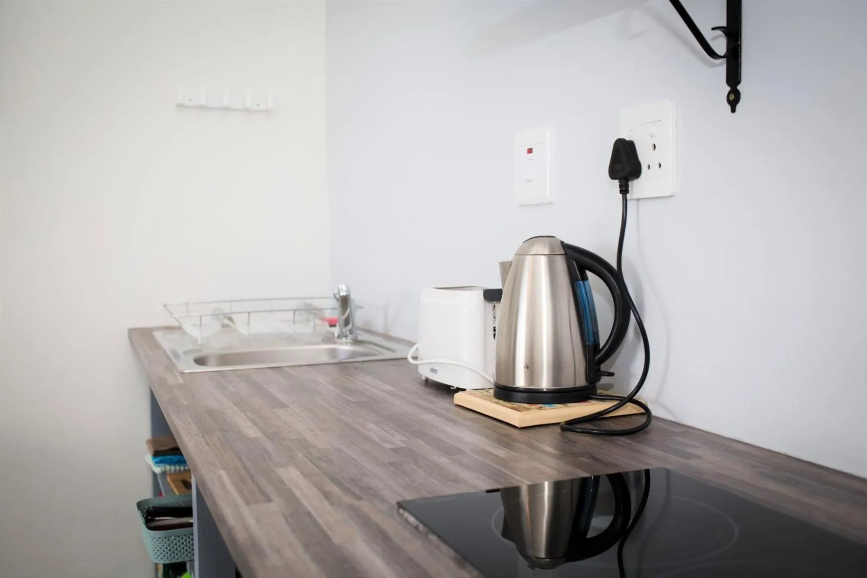 Coffee/tea facilities in Three Feathers Cottages