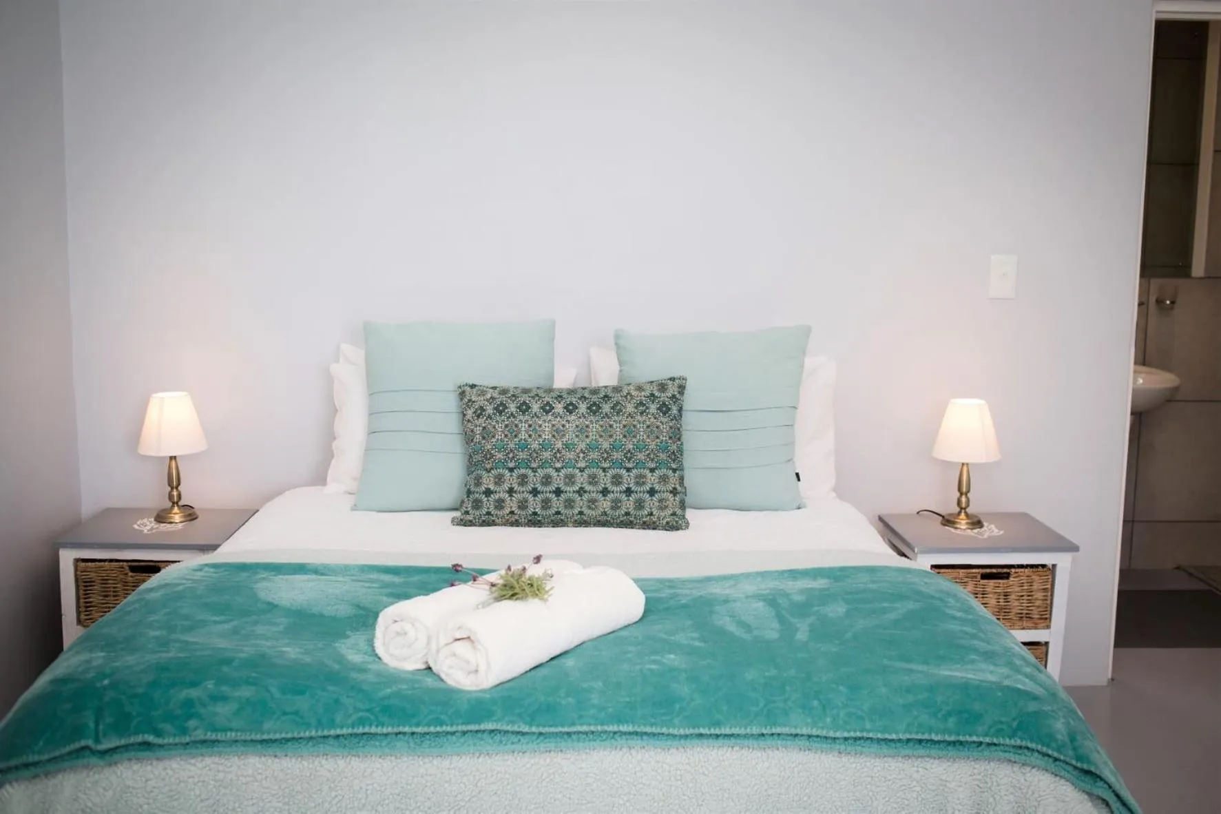 Bedroom, Bed in Three Feathers Cottages