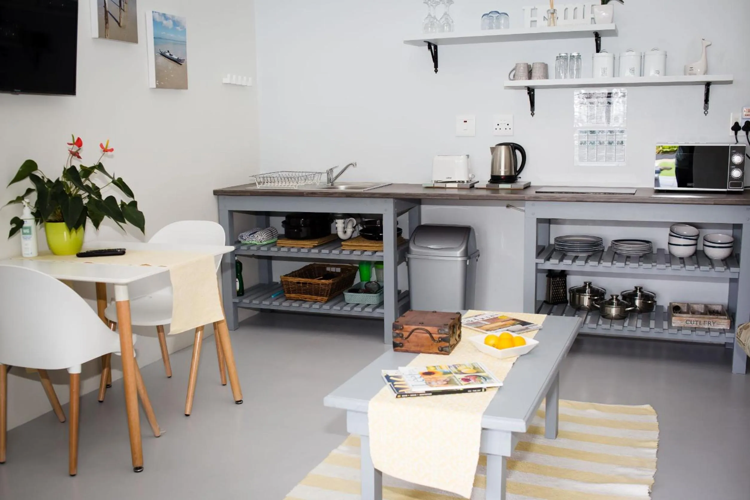 Kitchen or kitchenette in Three Feathers Cottages