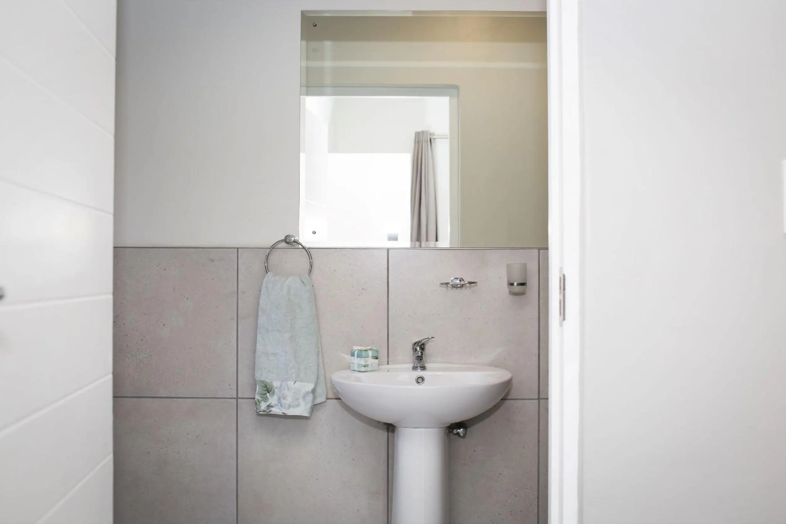 Shower in Three Feathers Cottages