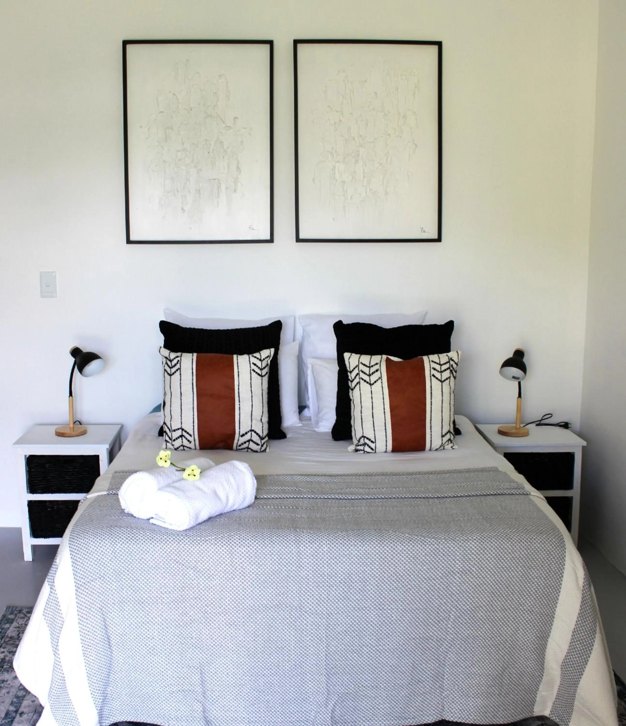 Bedroom, Bed in Three Feathers Cottages