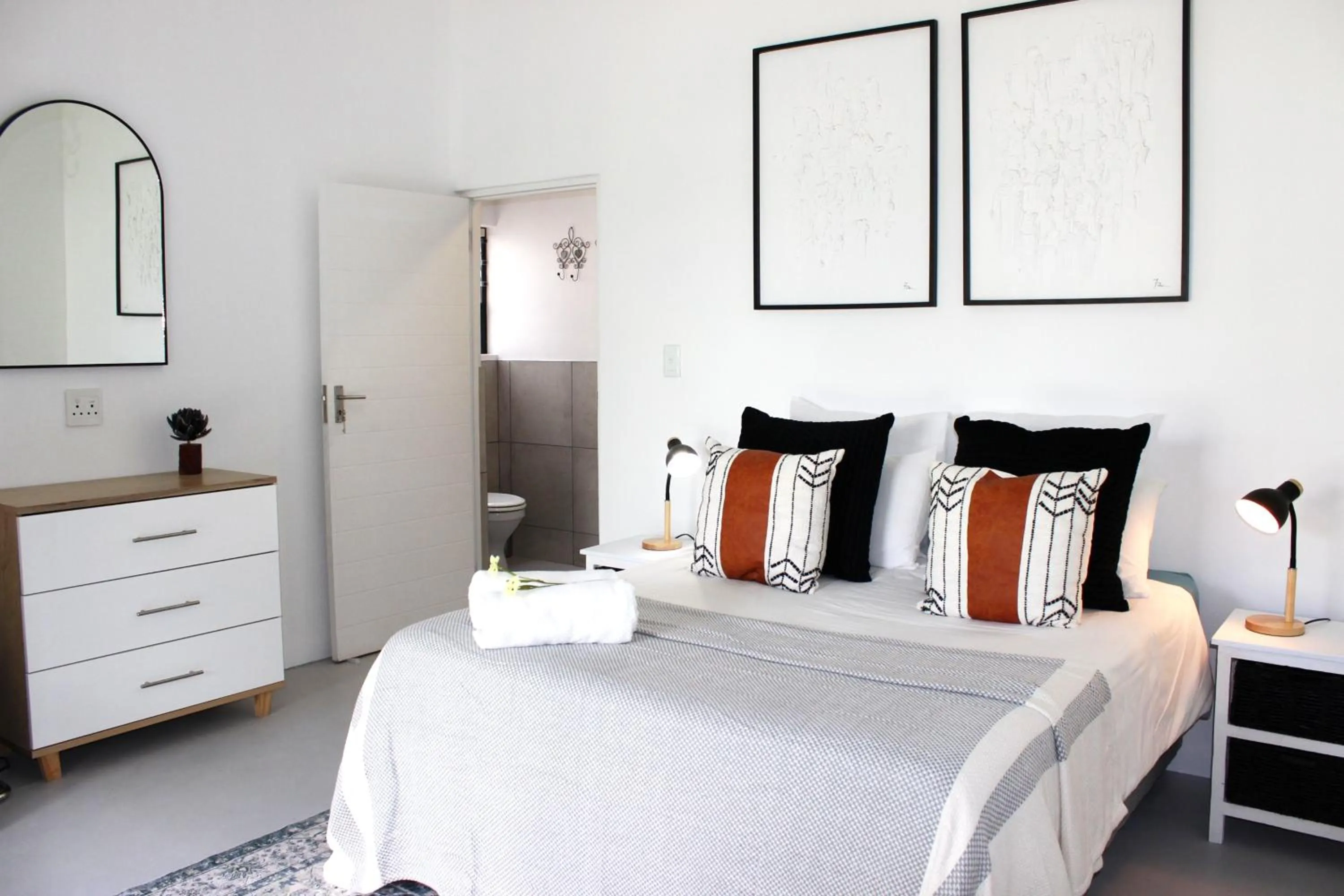 Bedroom, Bed in Three Feathers Cottages