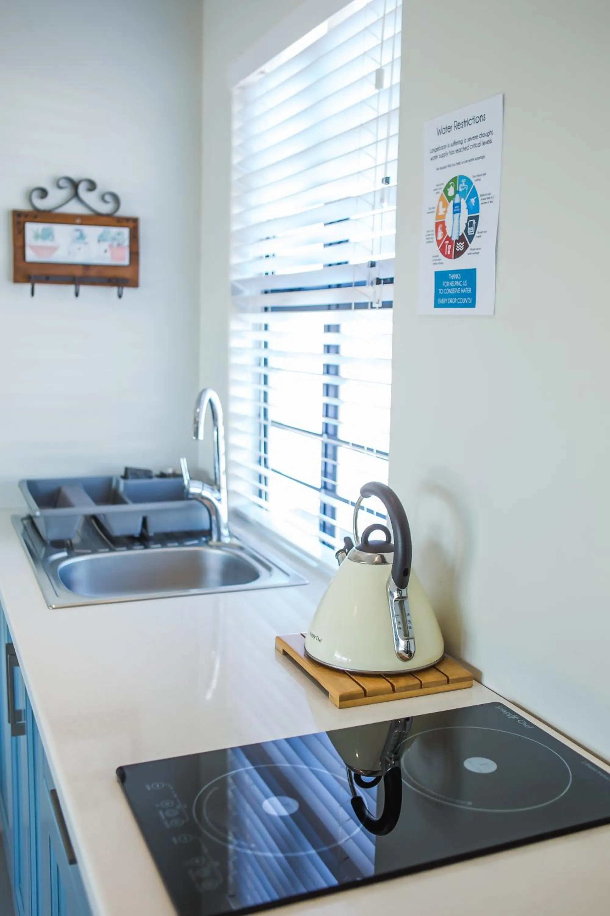 Coffee/tea facilities in Three Feathers Cottages