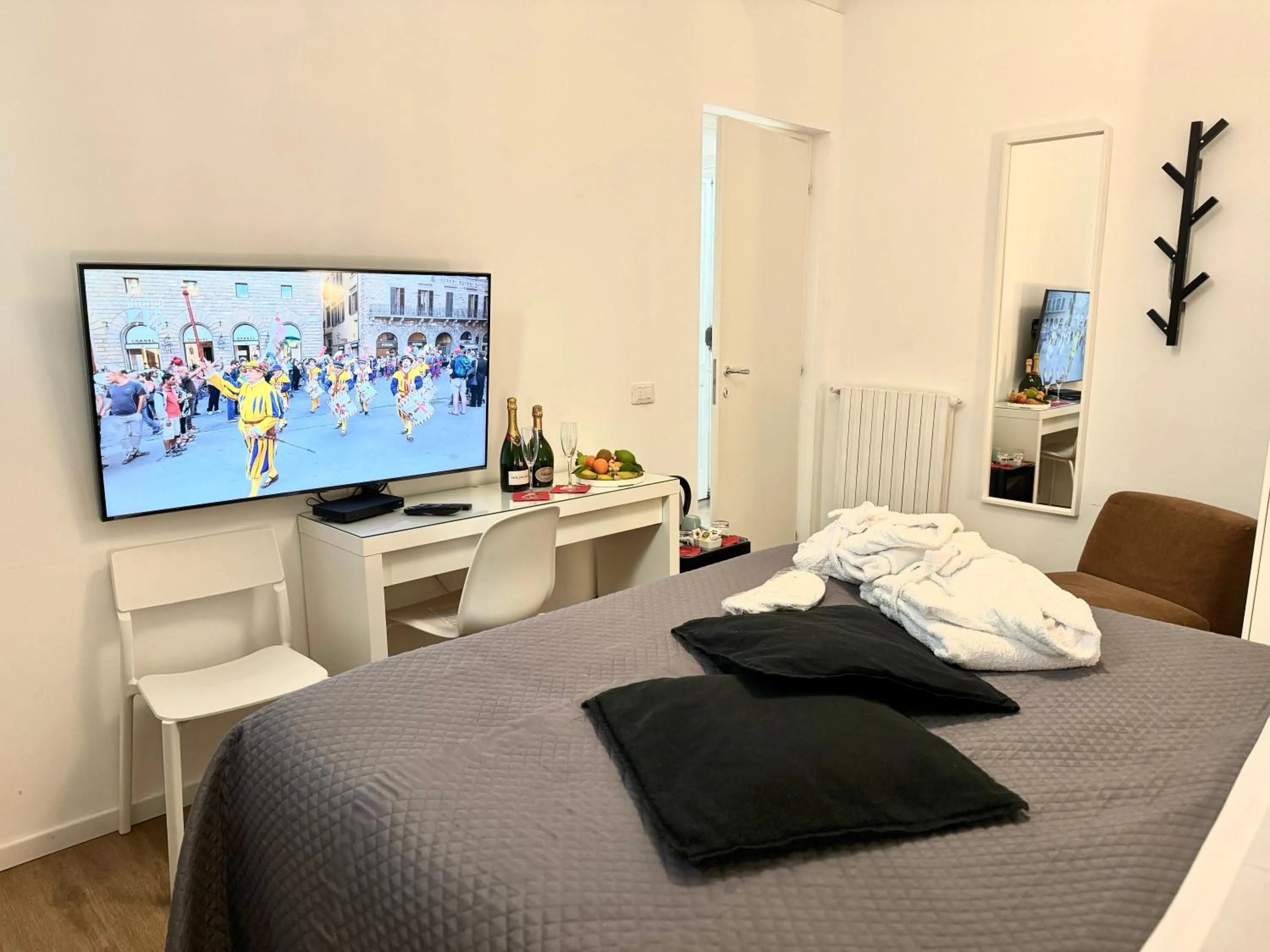 Communal lounge/ TV room, Bed in Relais Stibbert Florence