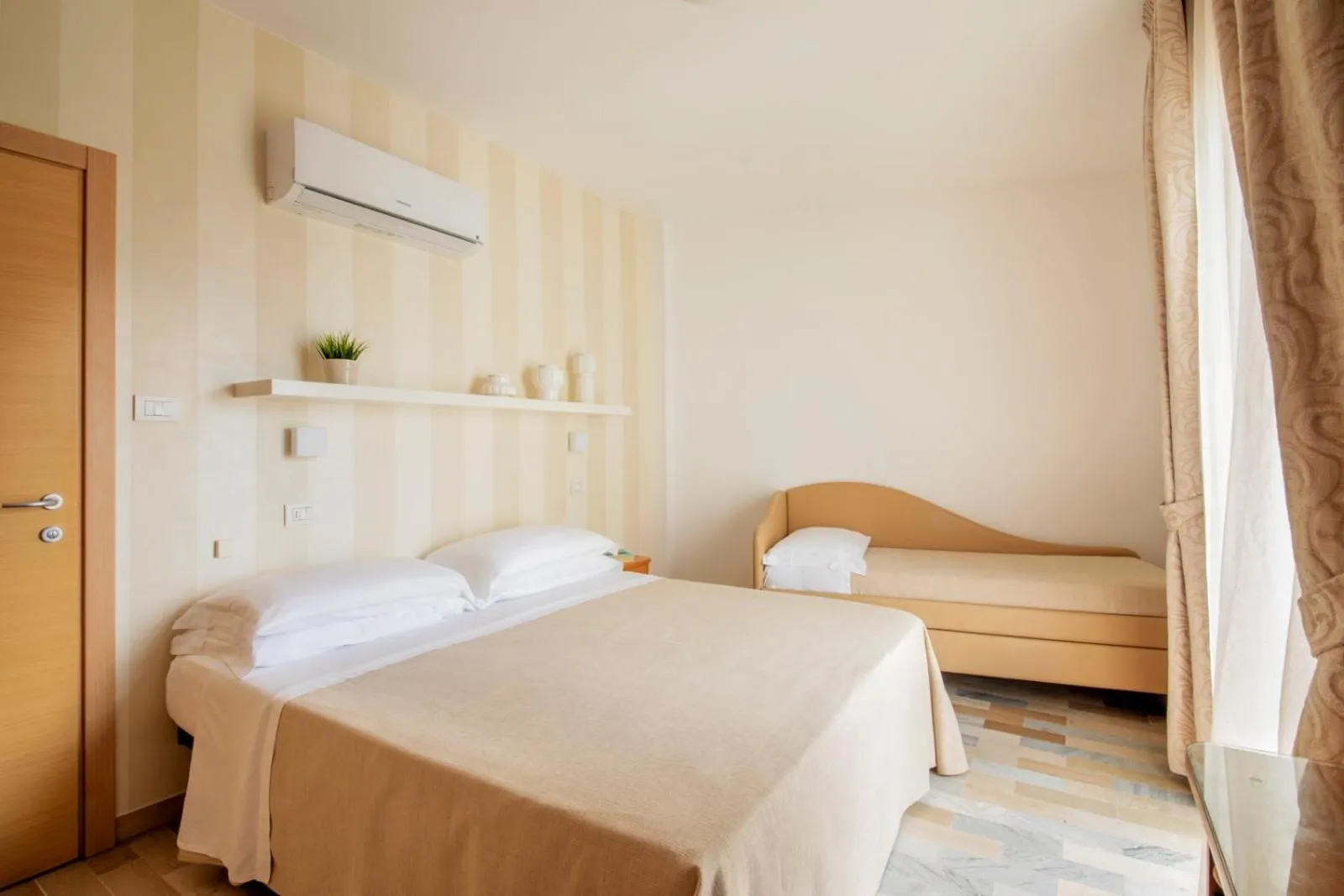 Photo of the whole room in Hotel Bernard