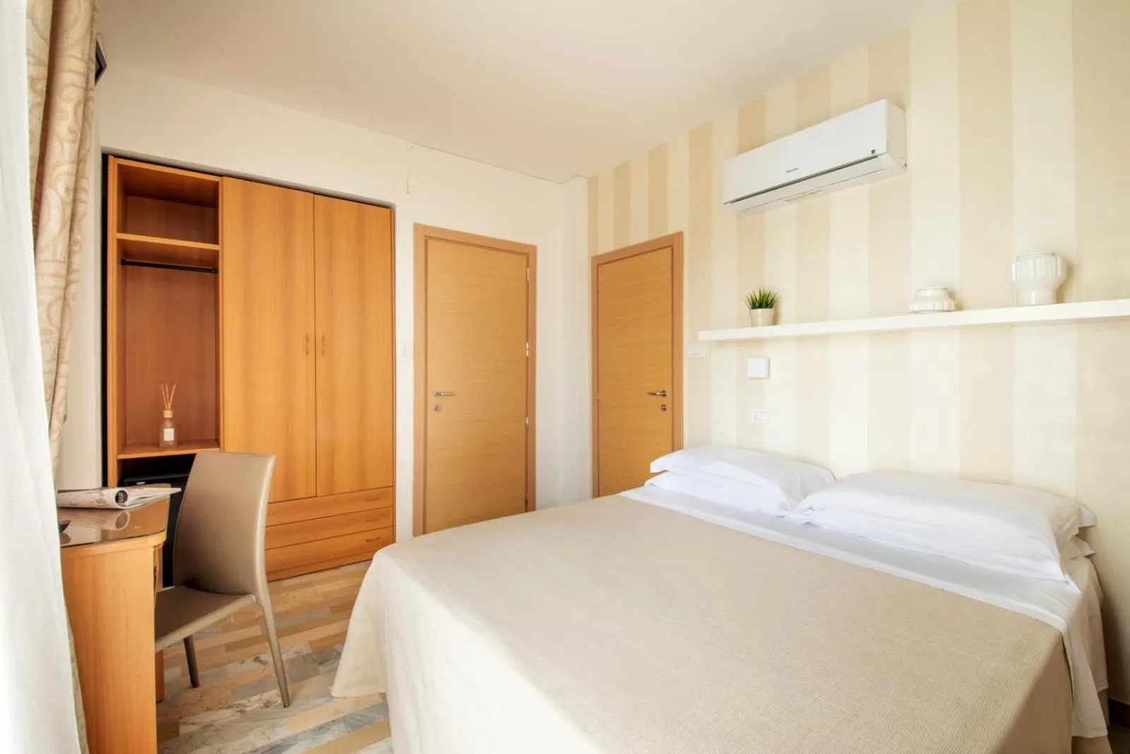 Photo of the whole room in Hotel Bernard