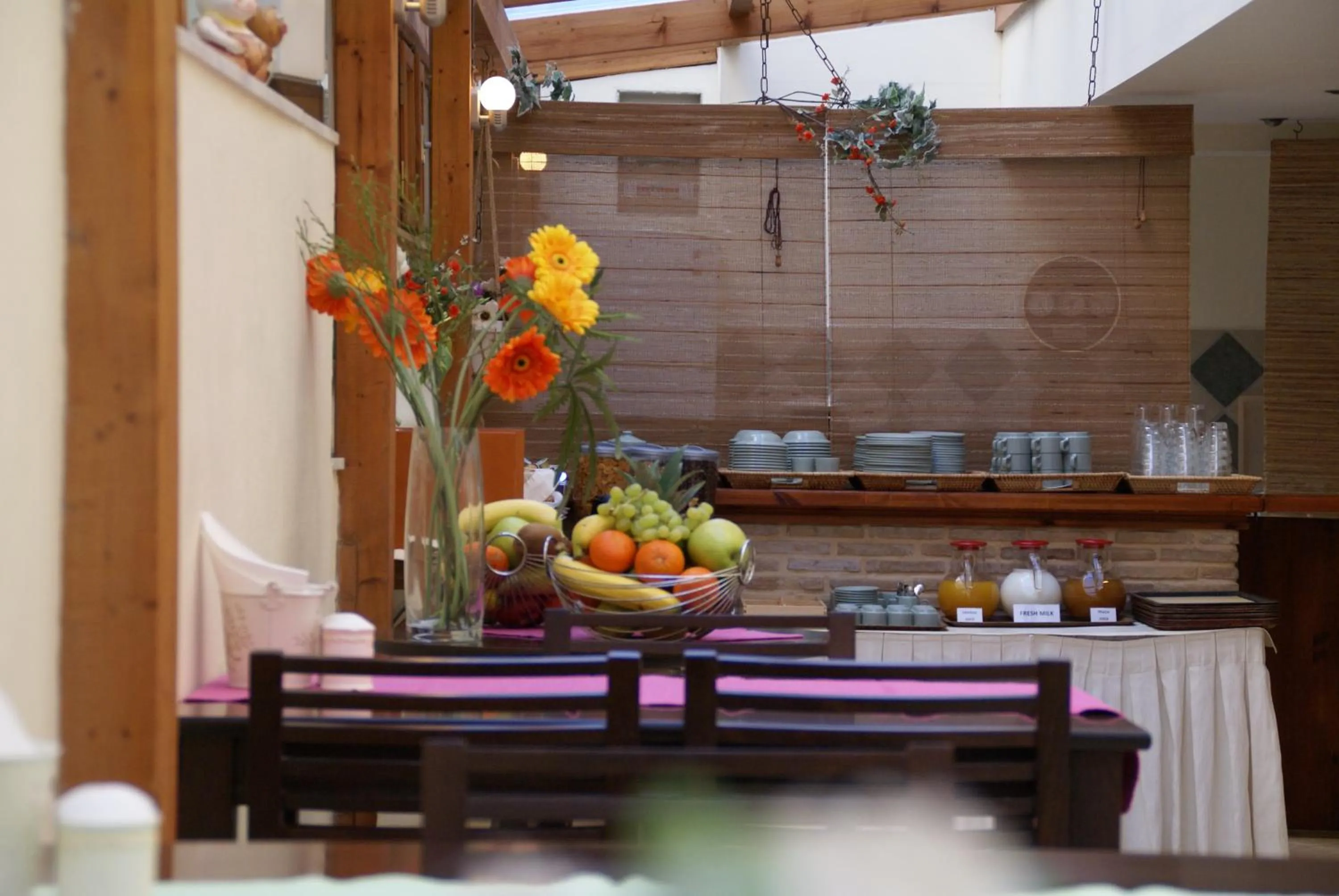 Restaurant/places to eat in Yria Hotel