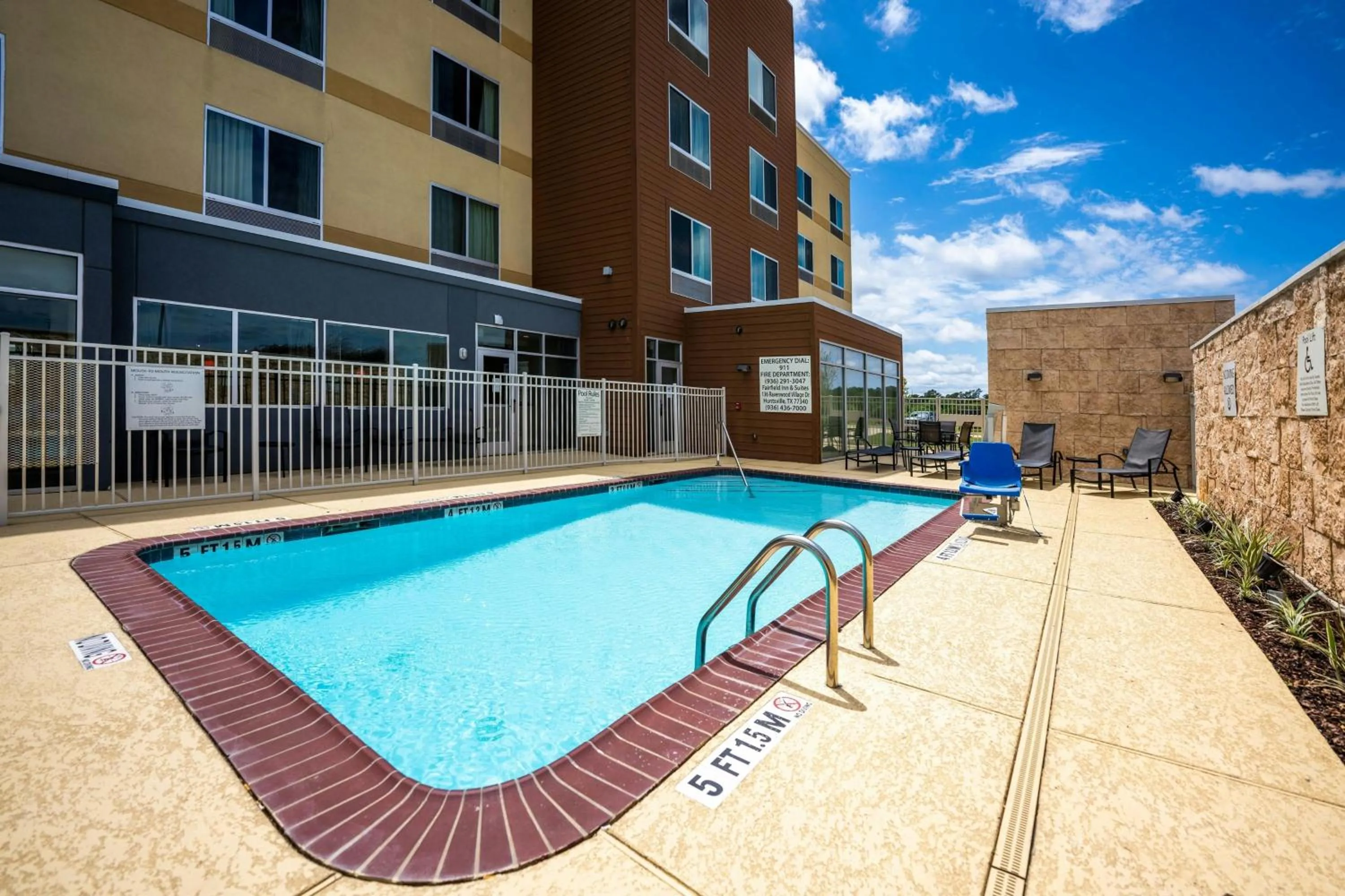 Swimming pool in Fairfield Inn & Suites by Marriott Huntsville