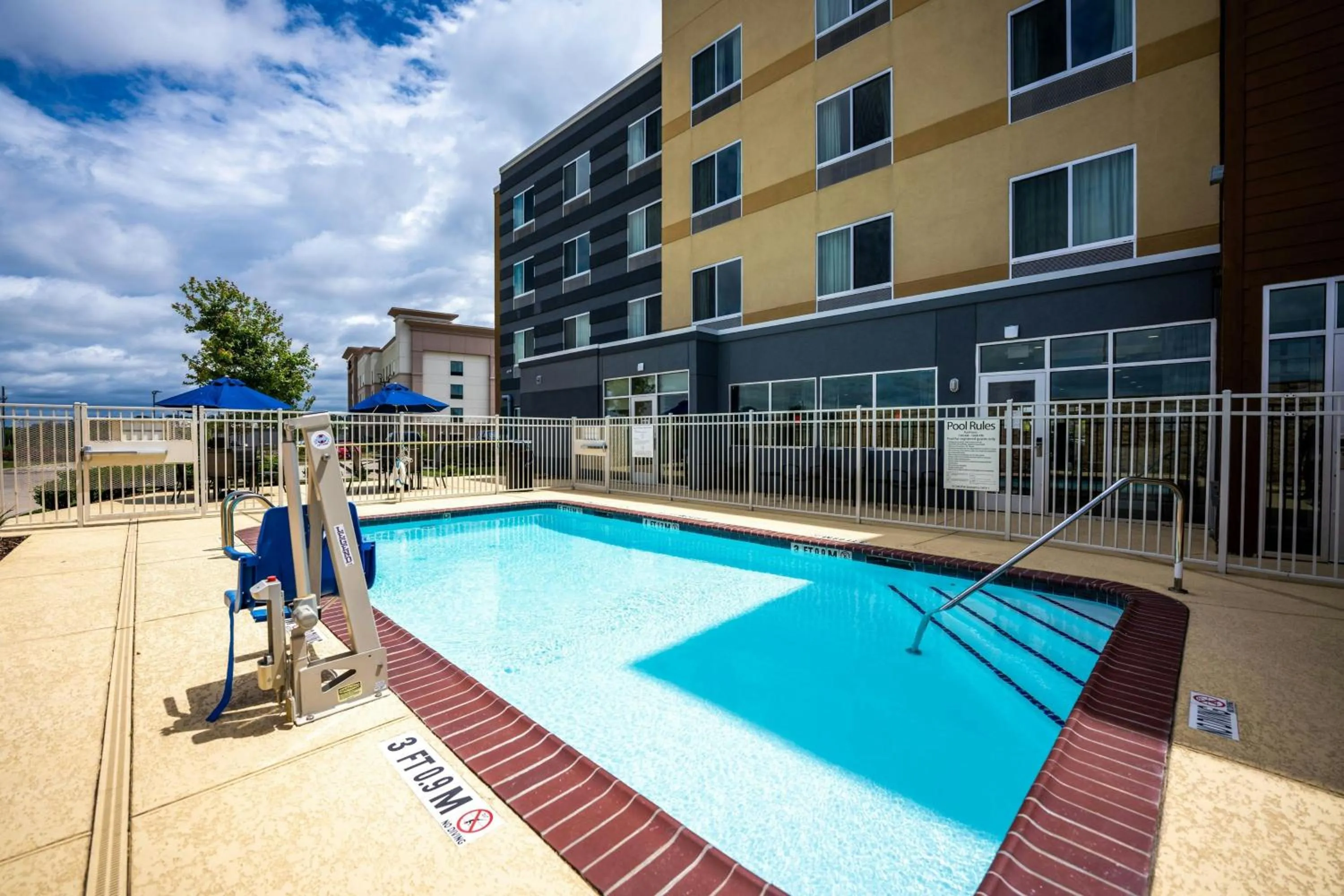 Swimming pool in Fairfield Inn & Suites by Marriott Huntsville