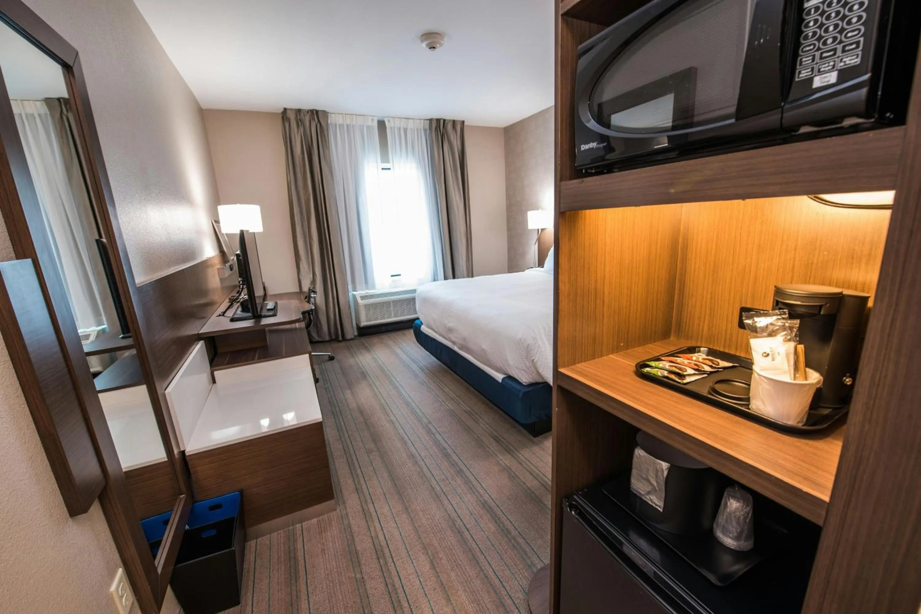 Photo of the whole room, Bed in Fairfield Inn & Suites by Marriott Huntsville