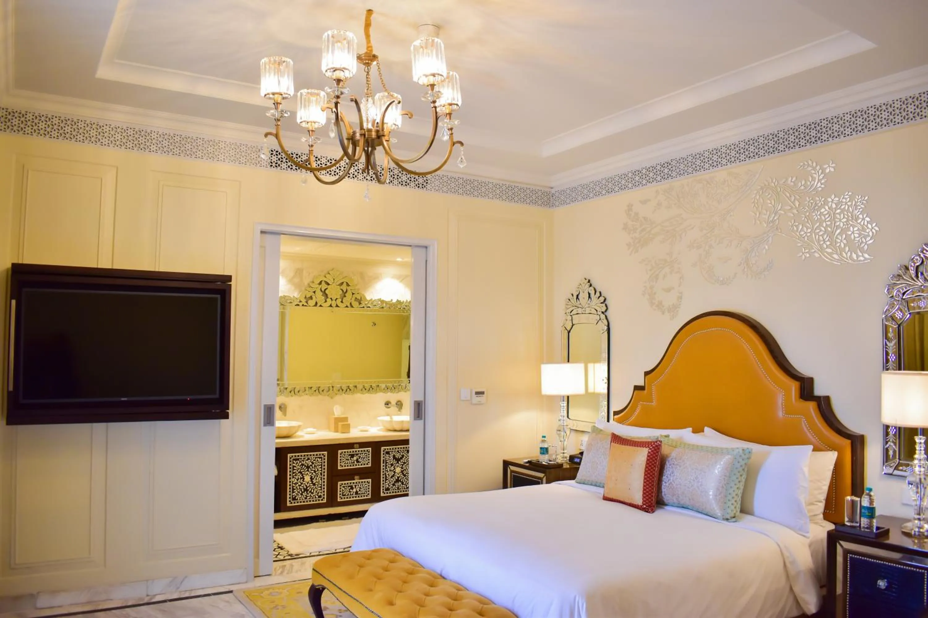 Bedroom, Bed in The Leela Palace Jaipur