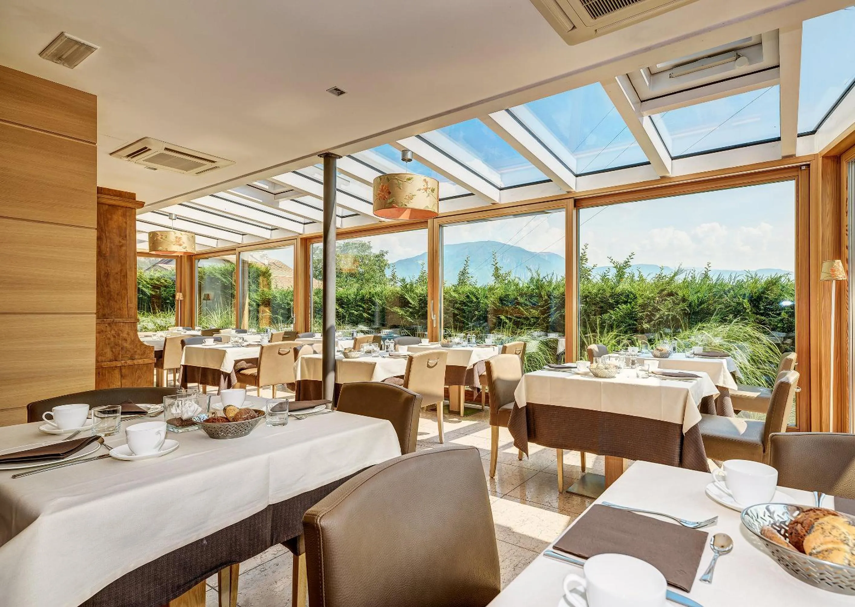 Restaurant/places to eat in Art & Design Hotel Napura