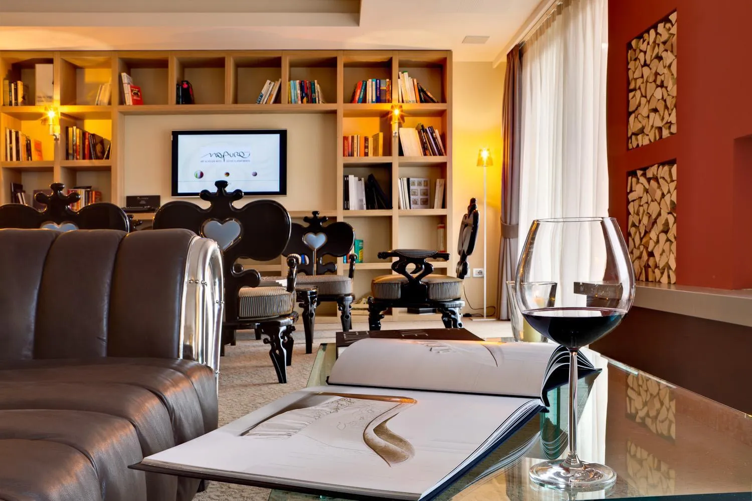 Communal lounge/ TV room in Art & Design Hotel Napura