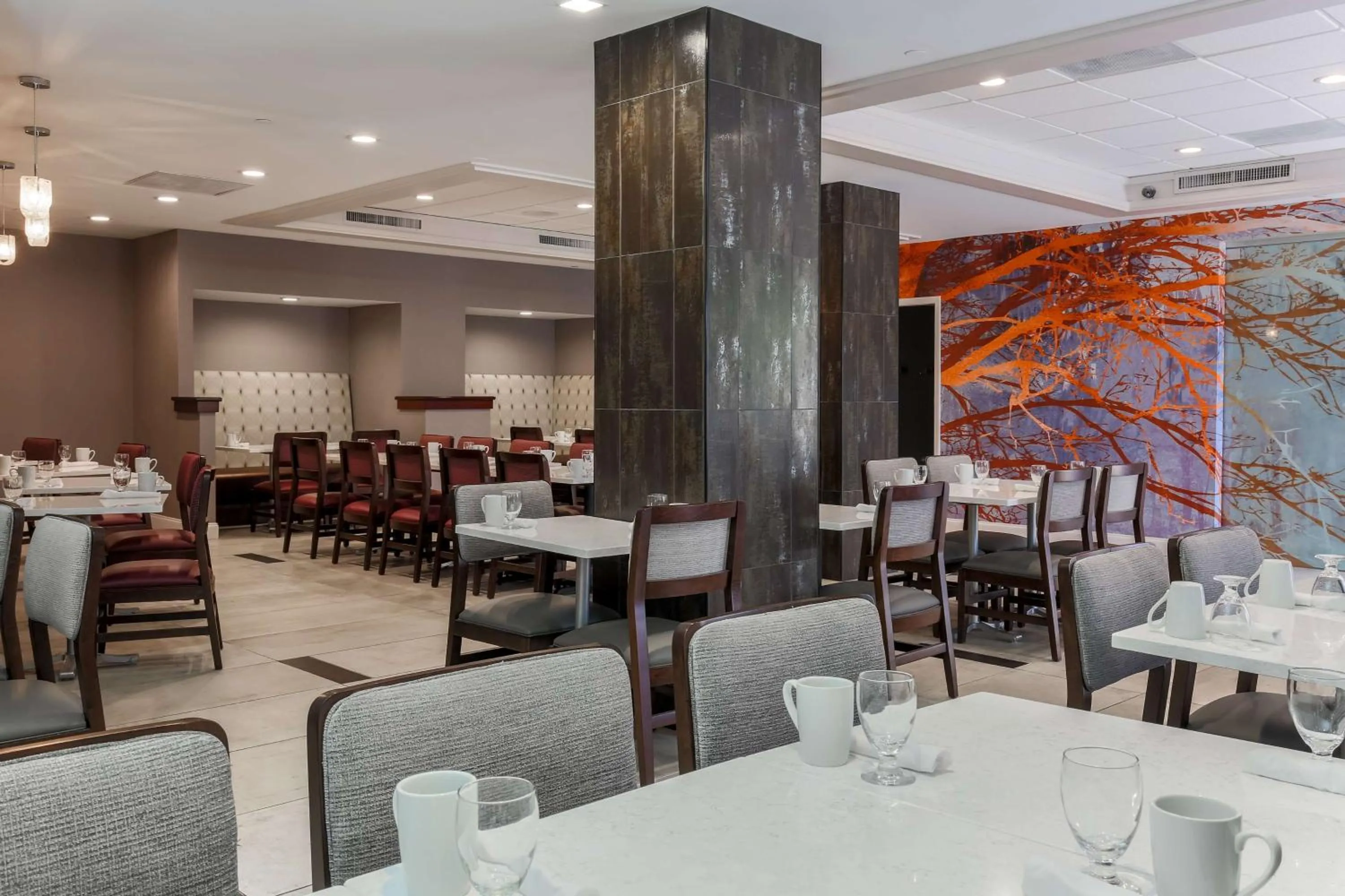 Restaurant/places to eat in DoubleTree by Hilton Atlanta Airport