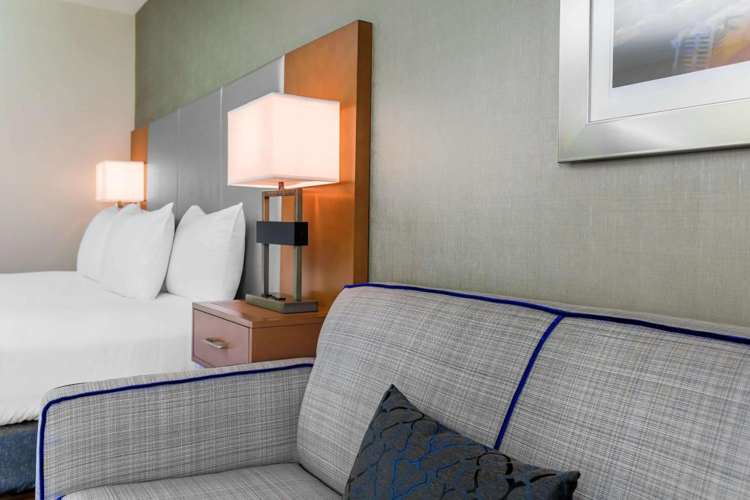 Living room, Bed in DoubleTree by Hilton Atlanta Airport