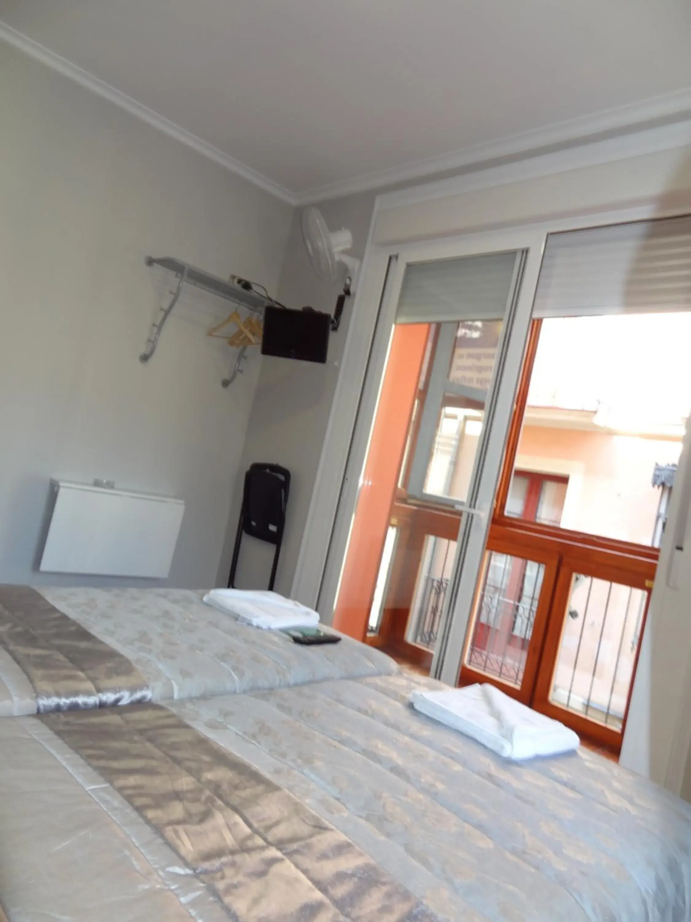 Double Room with Private Bathroom in Pensión La Bilbaina - Albergue Logroño Double Room with Private Bathroom in Pensión La Bilbaina - Albergue Logroño