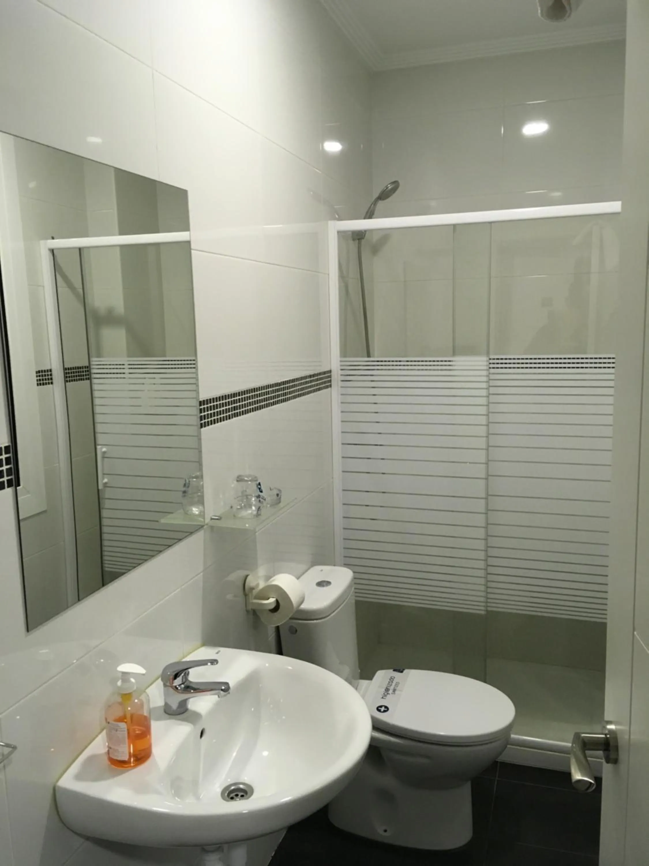 Bathroom in Pensión La Bilbaina - Albergue Logroño