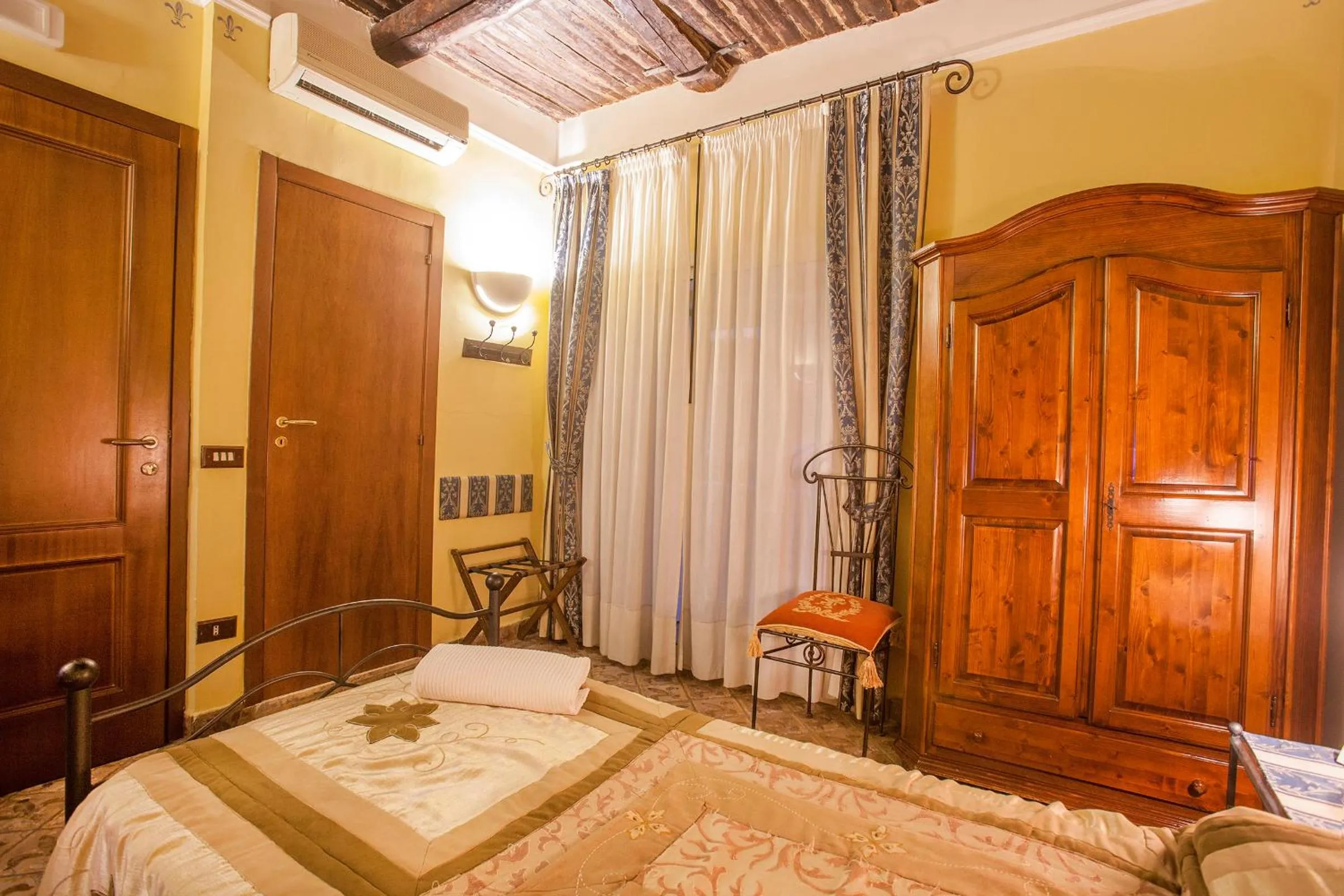 Photo of the whole room, Bed in B&B L'Alloggio Dei Vassalli