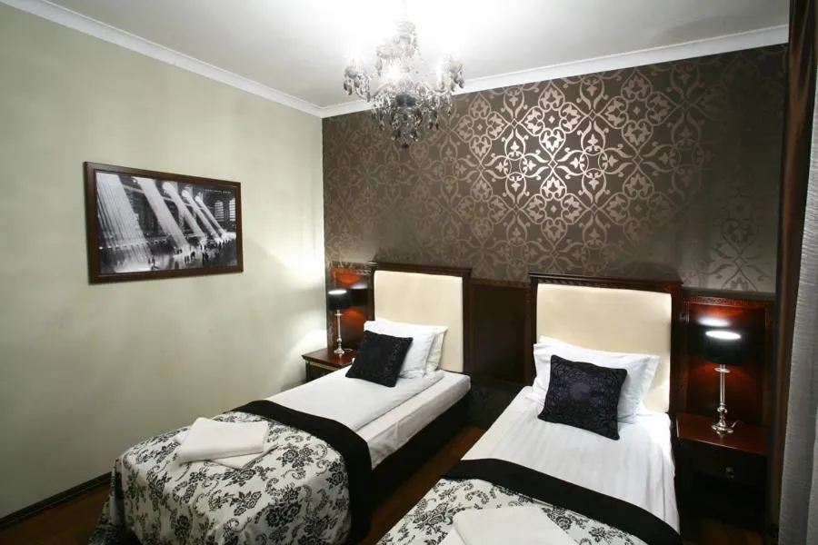 Photo of the whole room, Bed in Titanic