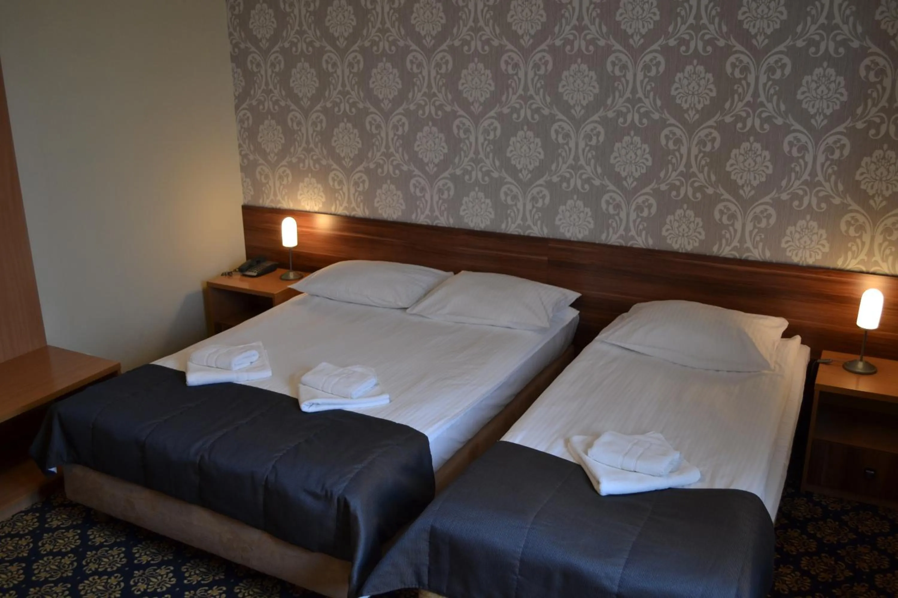 Photo of the whole room, Bed in Titanic