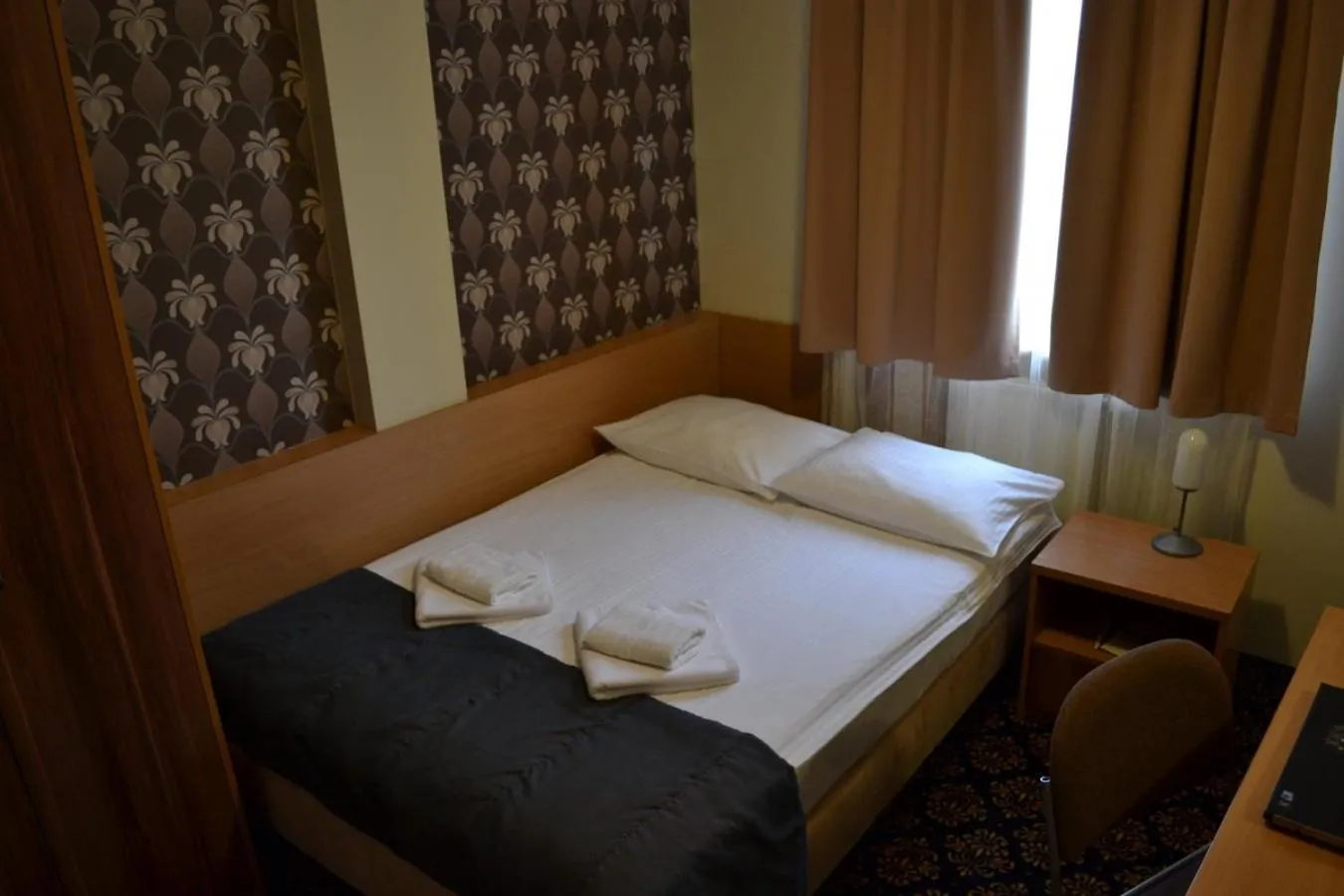 Photo of the whole room, Bed in Titanic