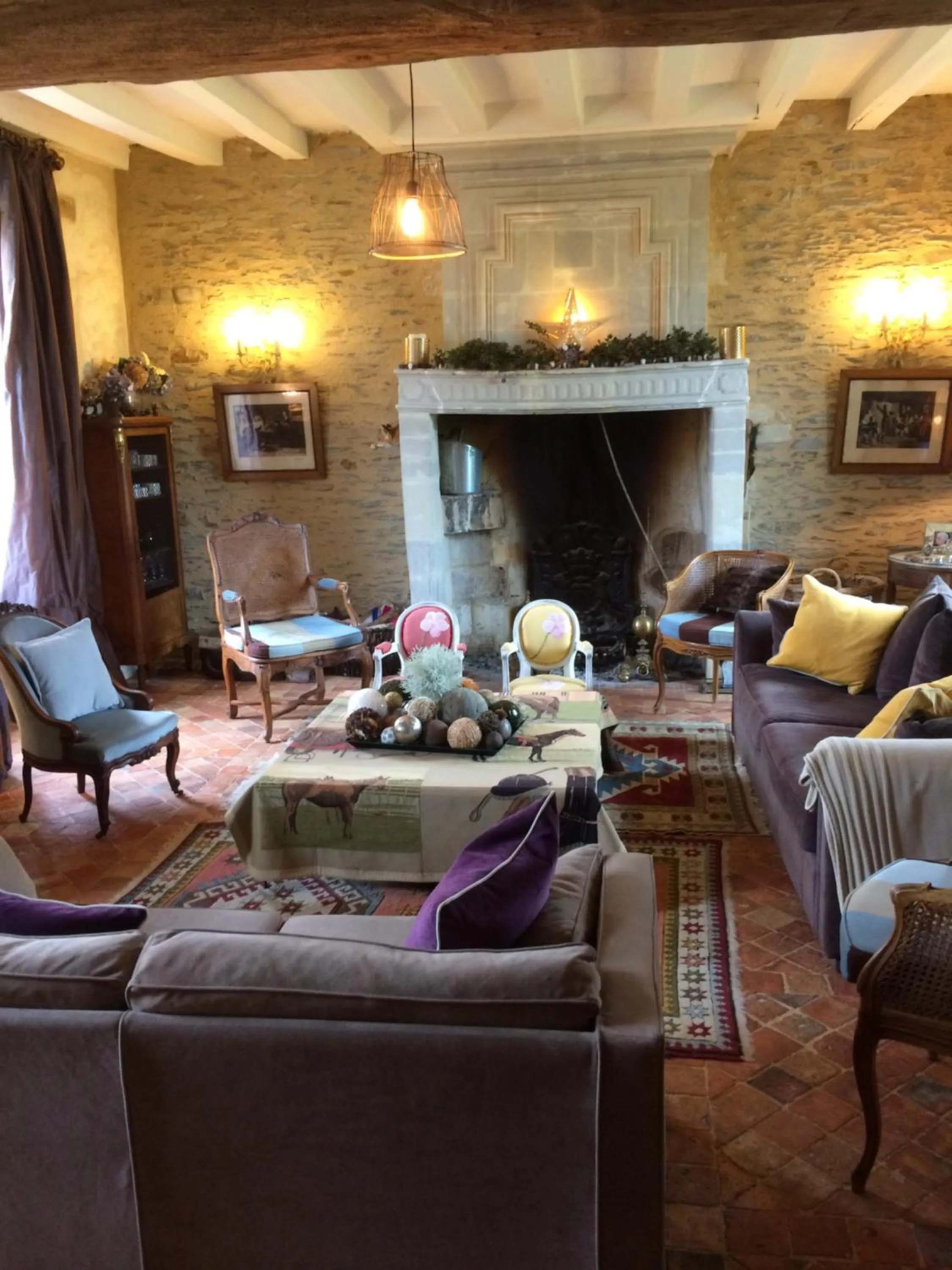 Living room in La Moulinière, jolie longère du XVIIè 25, chemin de la Source