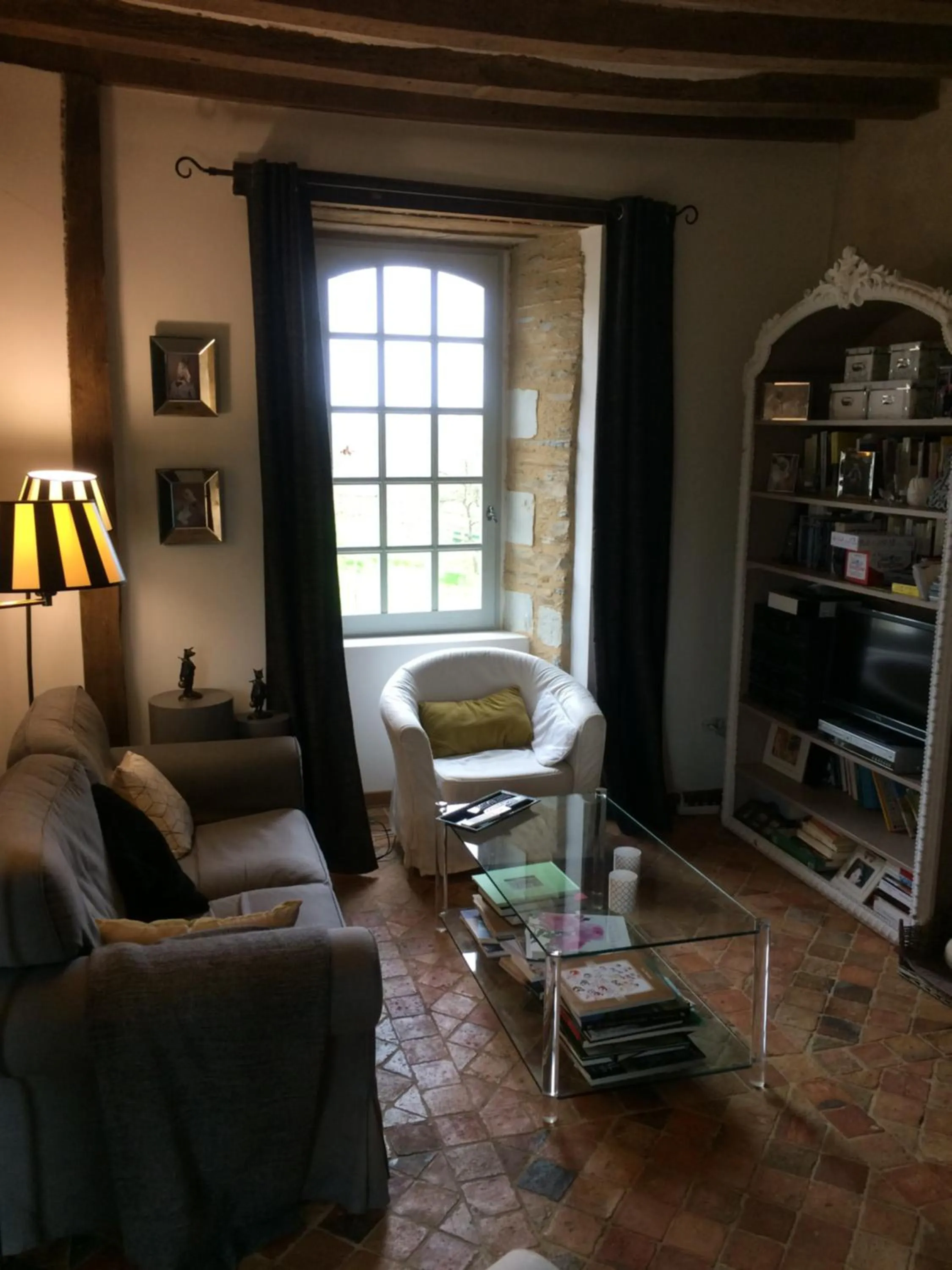 Living room in La Moulinière, jolie longère du XVIIè 25, chemin de la Source